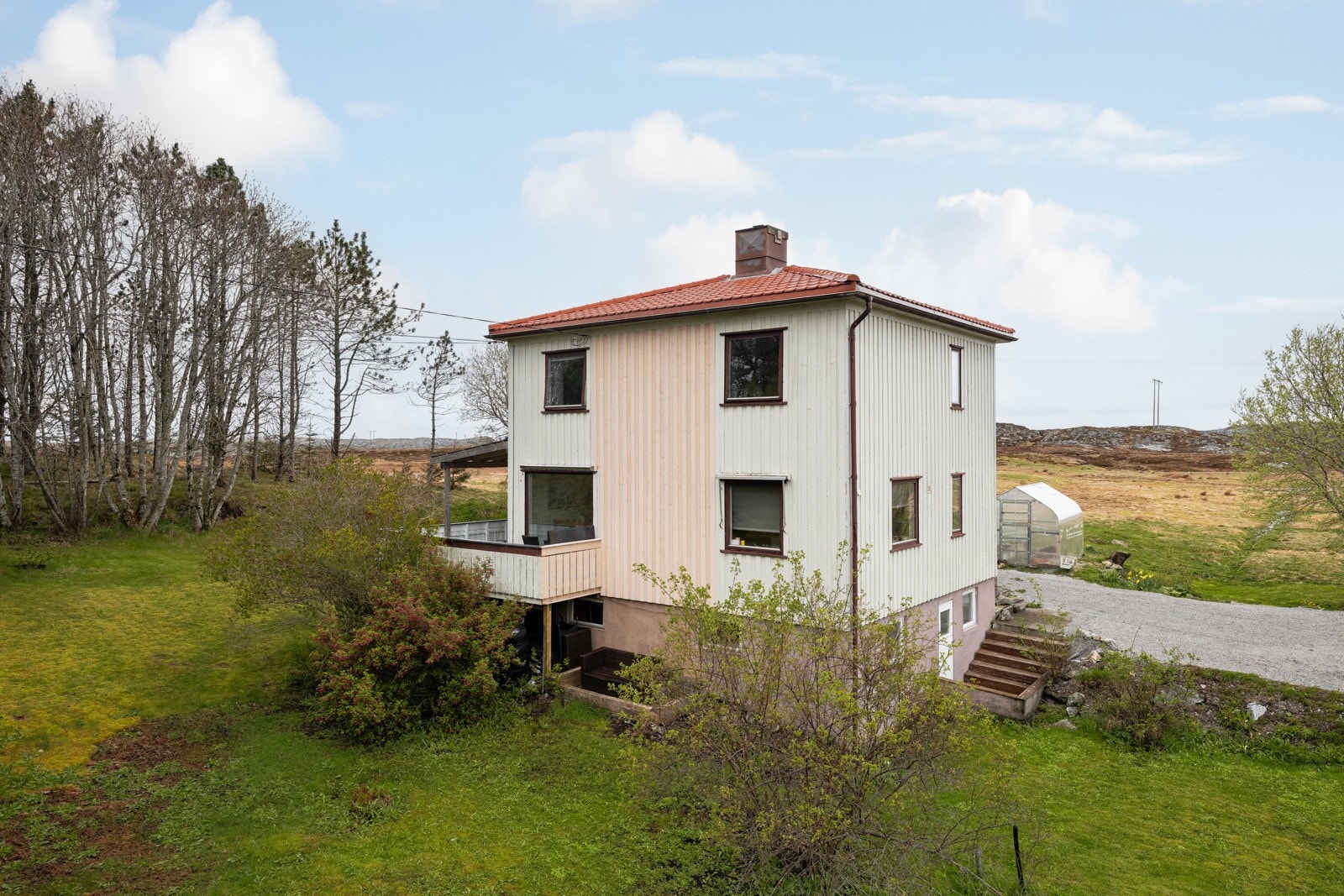 Fritidseiendom med idyllisk beliggenhet, herfra har man nærhet til Frøyfjorden. Galleribilde