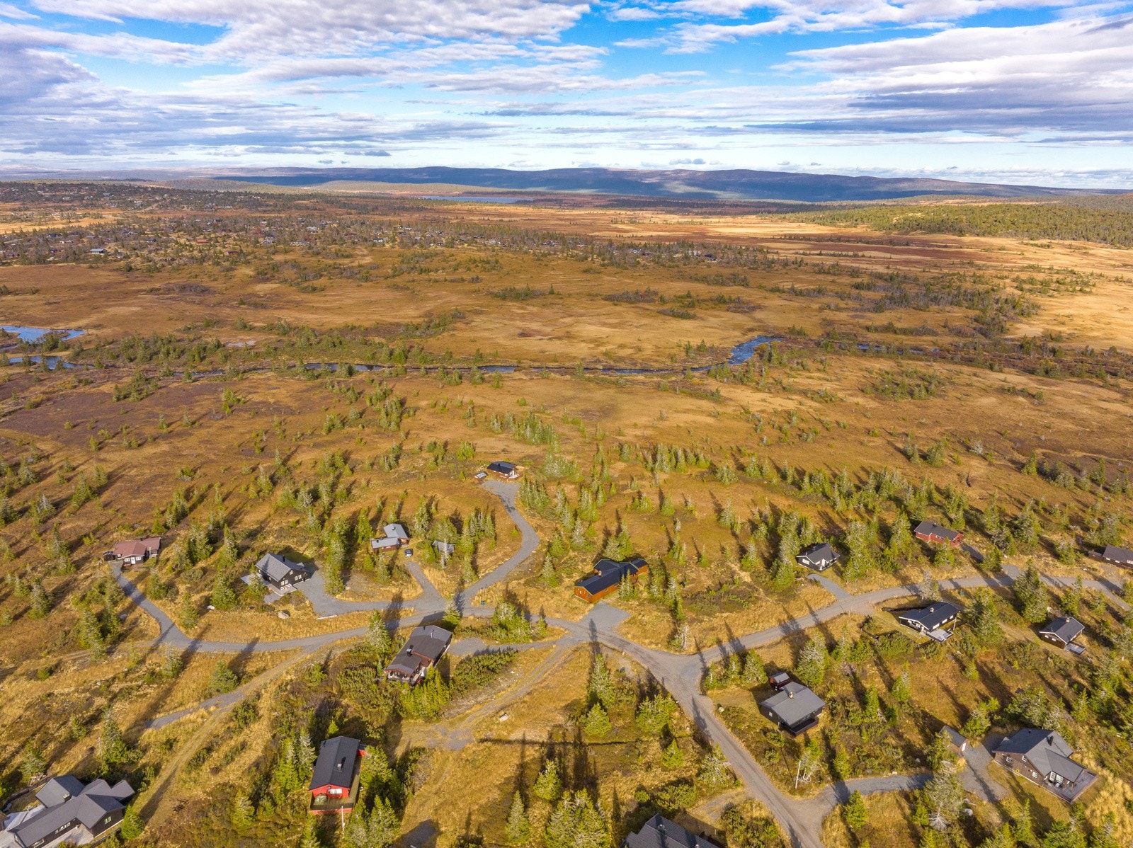 Om sommeren innbyr området til fine fotturer langs stier og veger, samt turer med sykkelen. Galleribilde