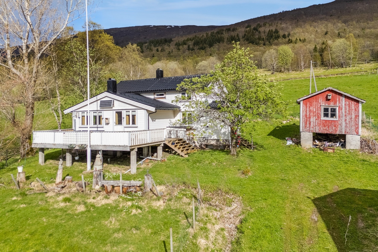 Fritidsbolig på vakre Handnesøya. 4 soverom. Romslig og solrik terrasse.
Selges møblert. Galleribilde