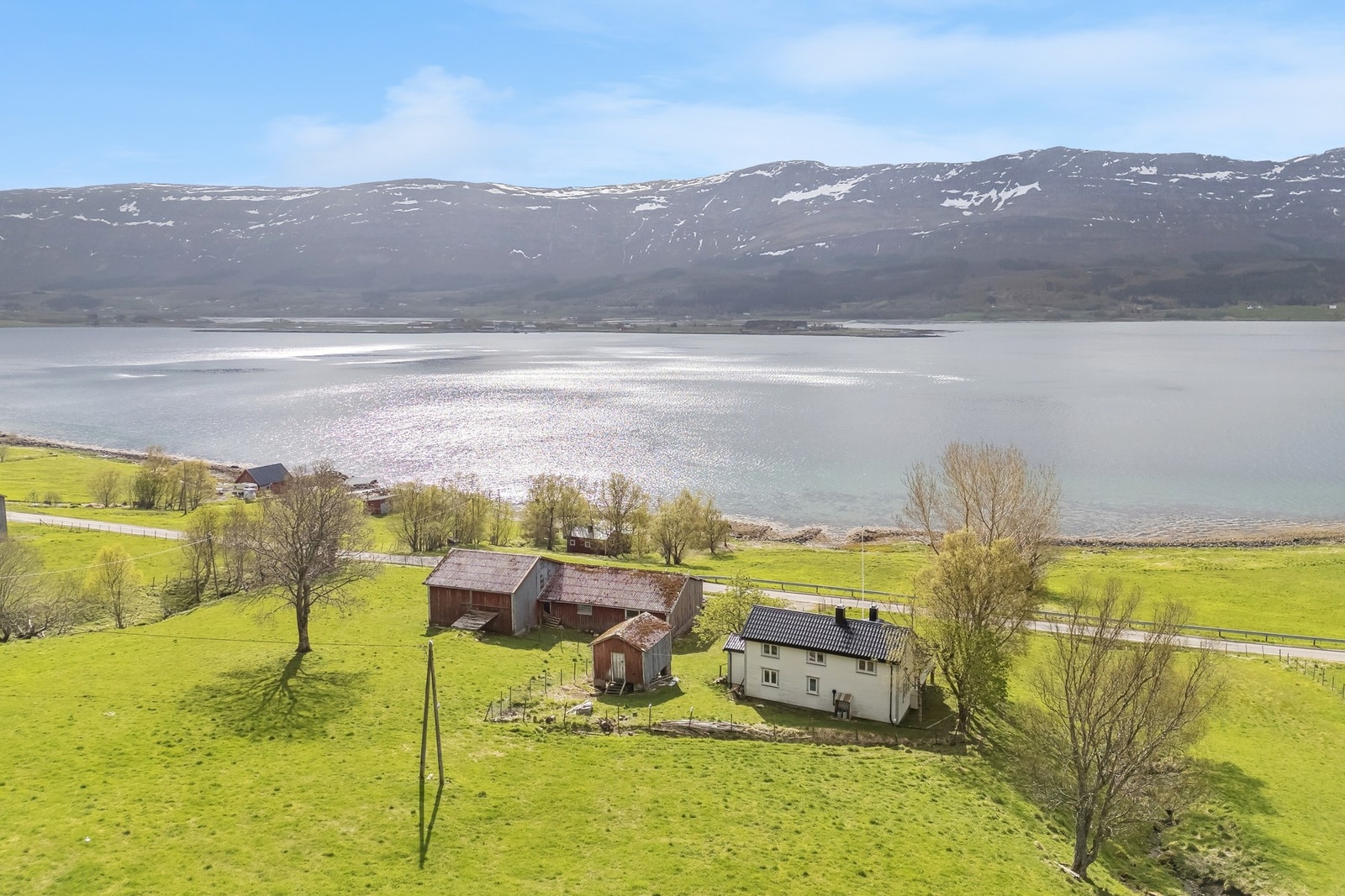 Dronebilde av eiendommen og nærområdet Galleribilde