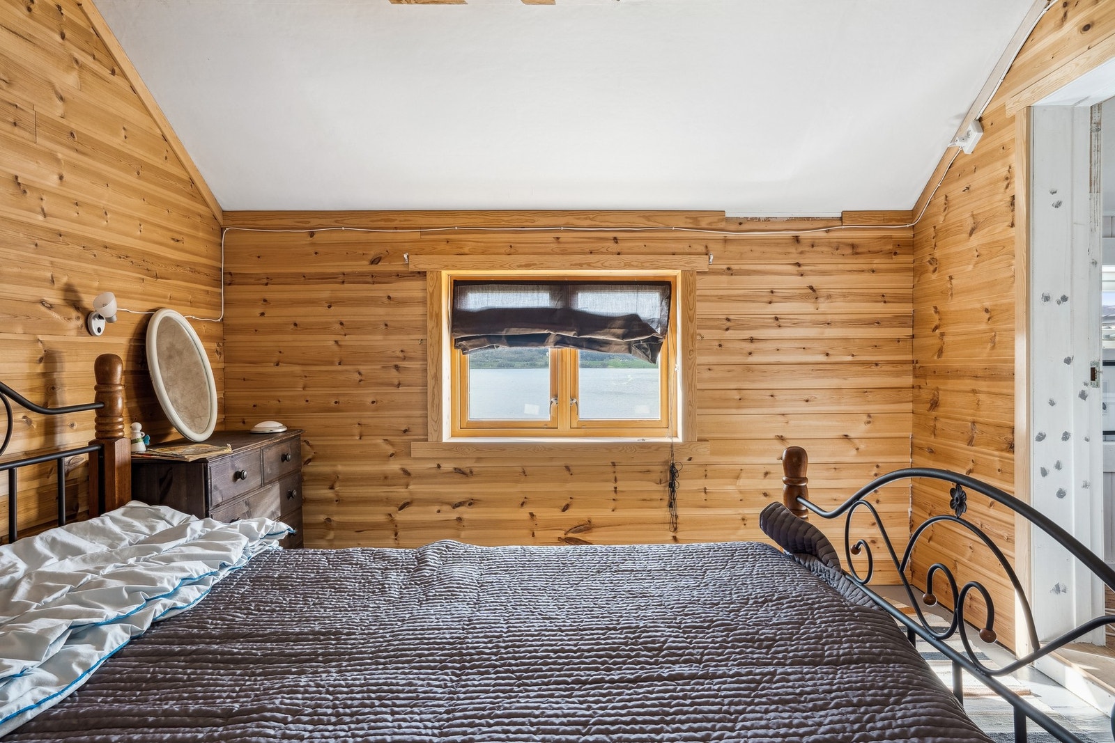 Det er totalt 3 soverom i denne etasjen Galleribilde