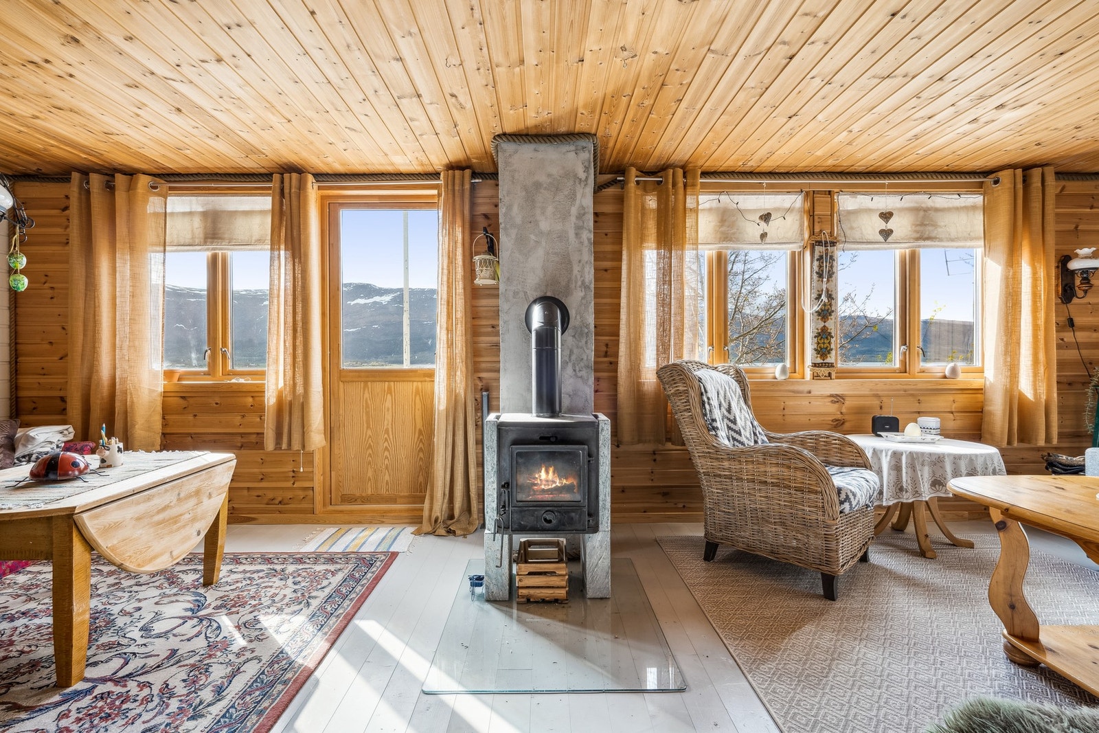 Fra stuen er det utgang til en solrik terrasse Galleribilde