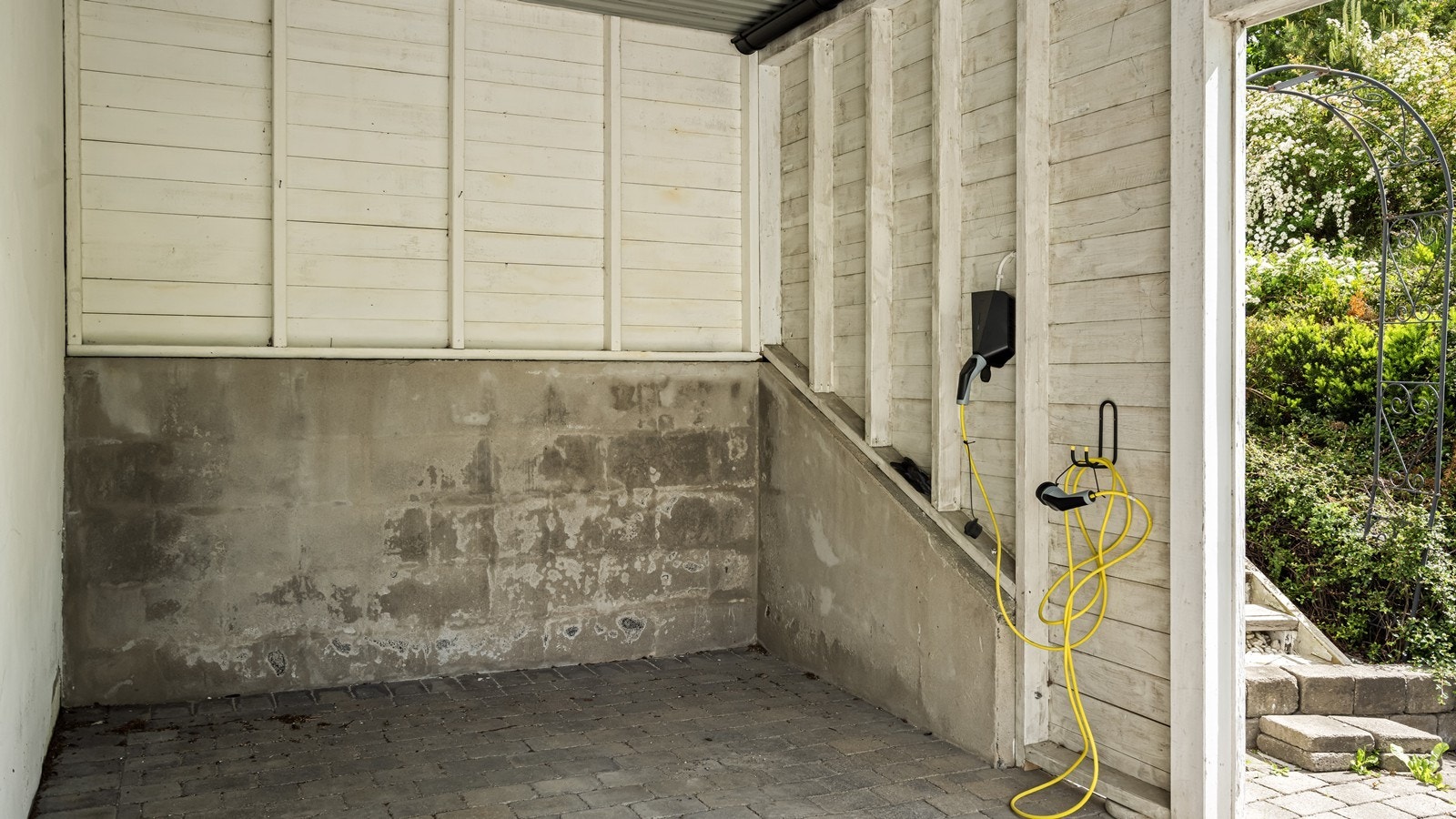 Elbil-lader i carport Galleribilde