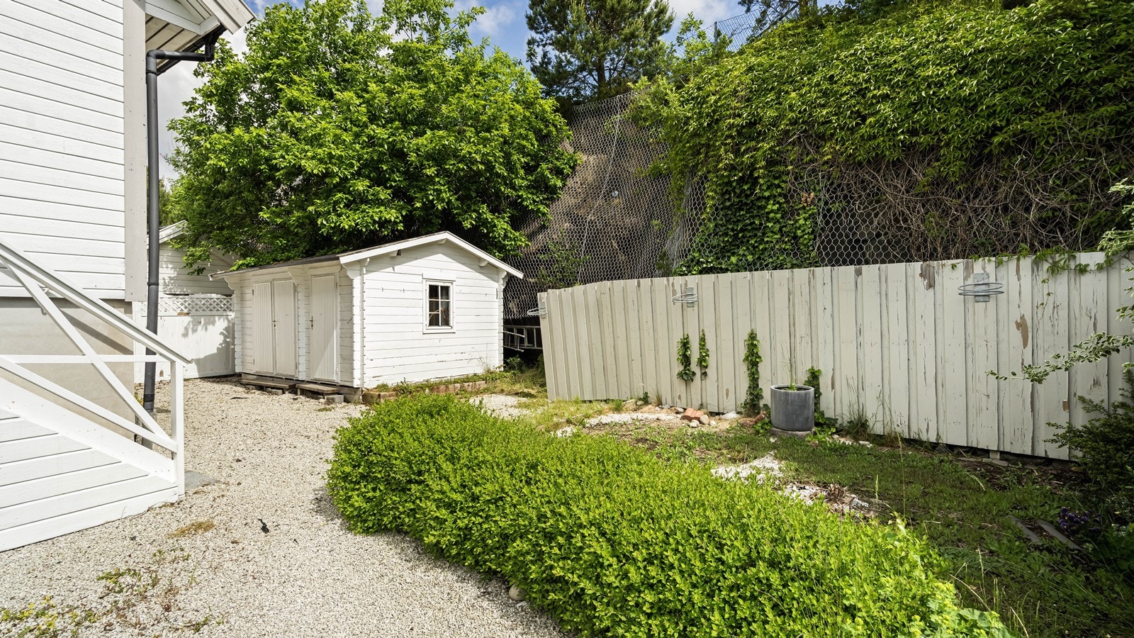 Hage bak boligen med boder Galleribilde