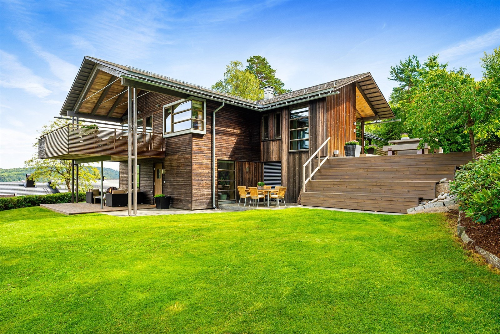 Huset går over 2 plan og er på hele 305 kvm BRA Galleribilde