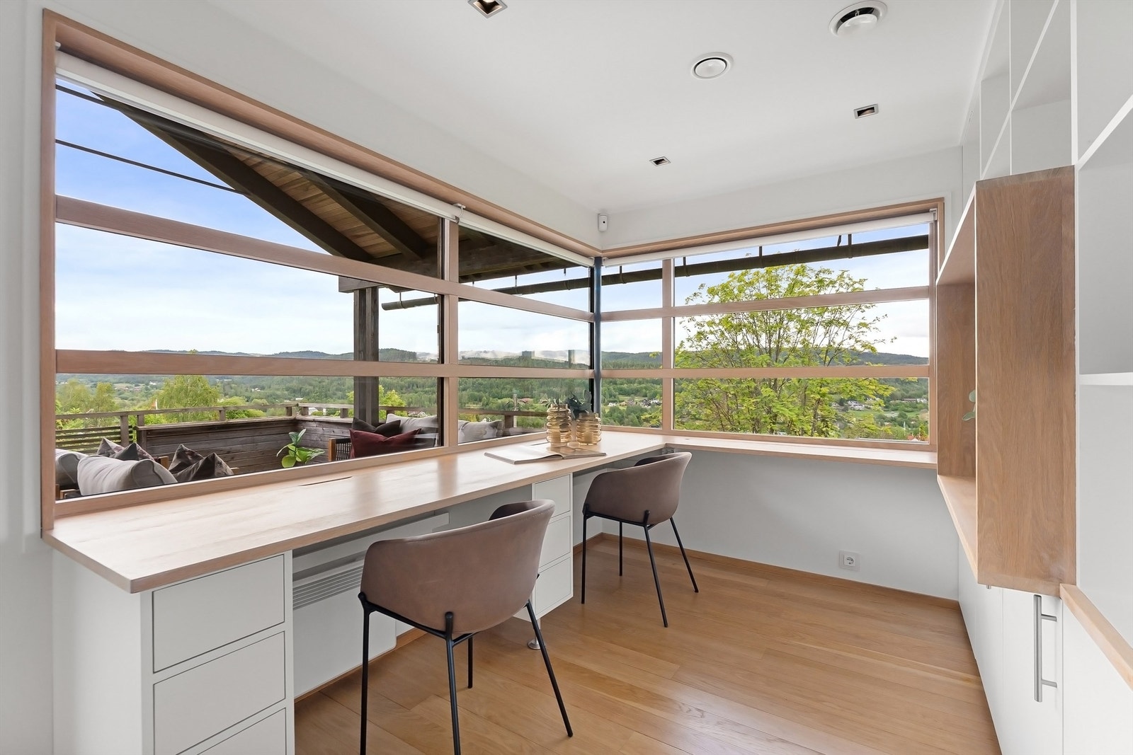 Praktisk kontor / bibliotek med utgang til balkongen Galleribilde