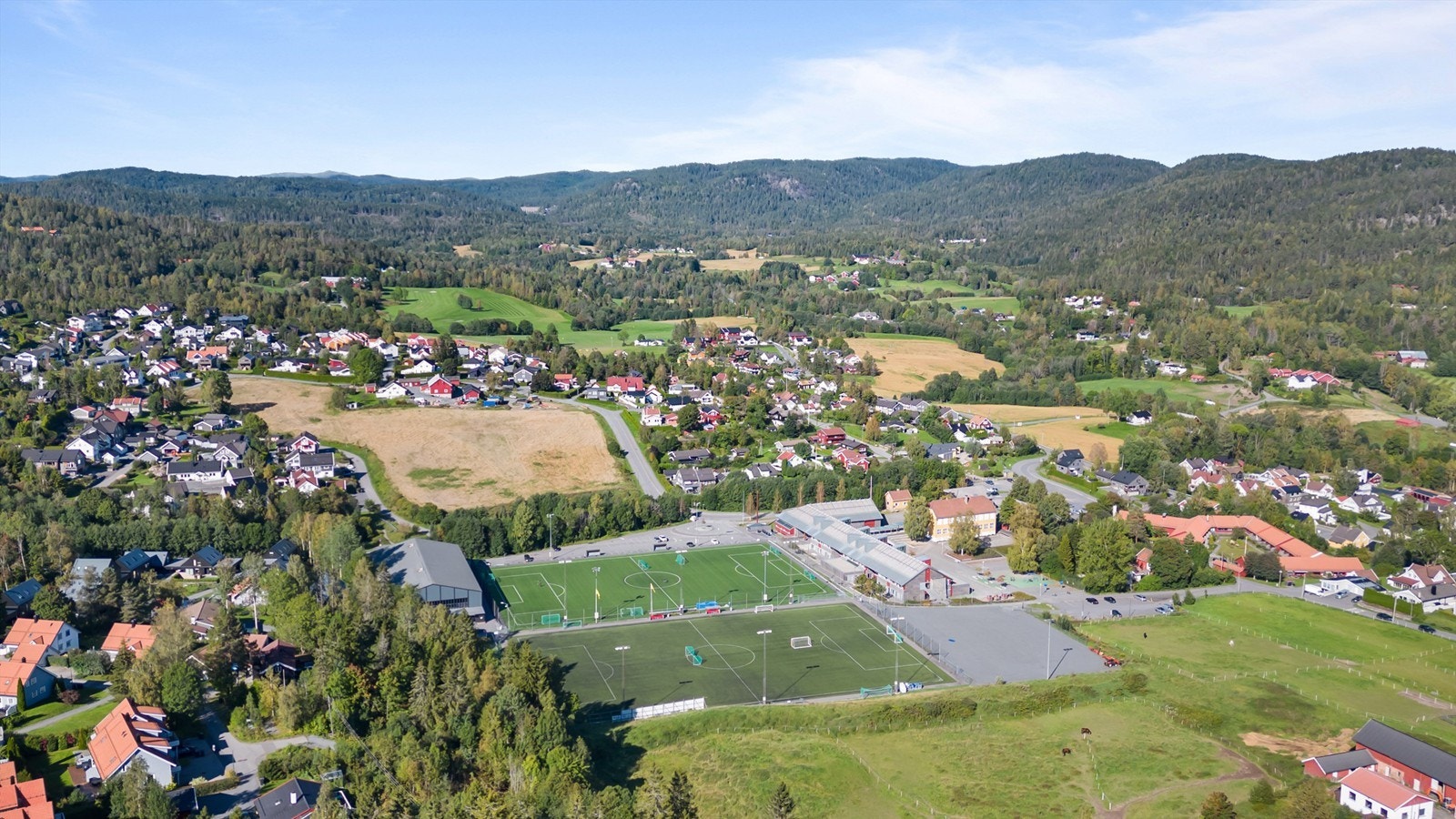 Eiendommen har en trygg og fin skolevei til Lommedalen barneskole Galleribilde