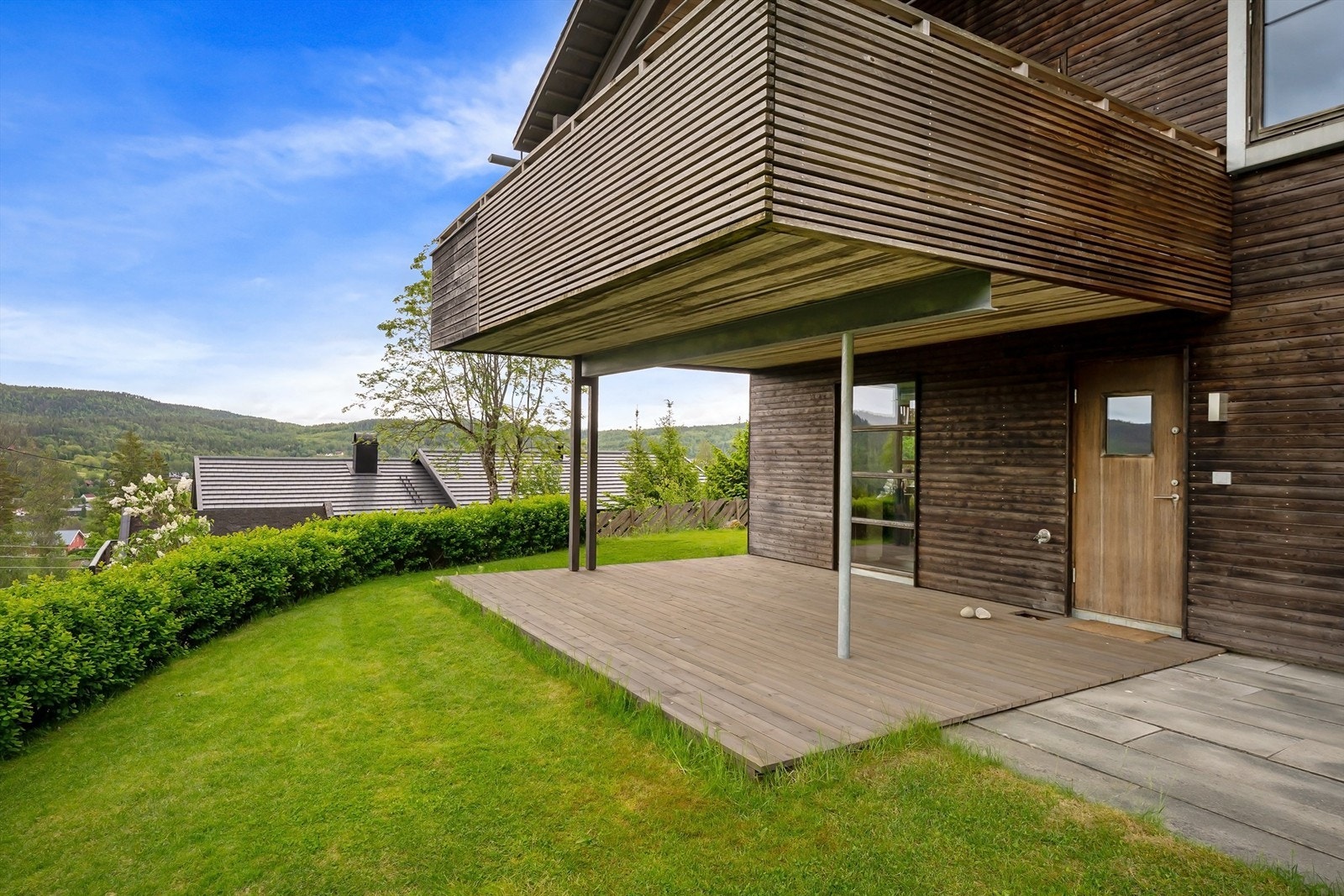 Flott platting ved entréen i underetasjen Galleribilde