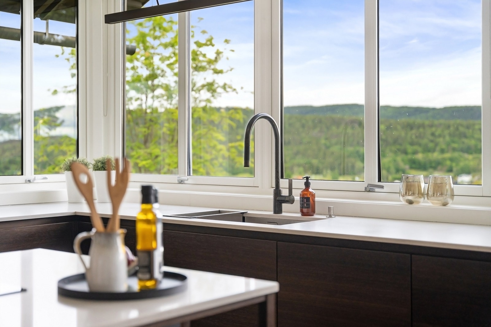 Den flotte utsikten kan nytes både innvendig og utvendig Galleribilde