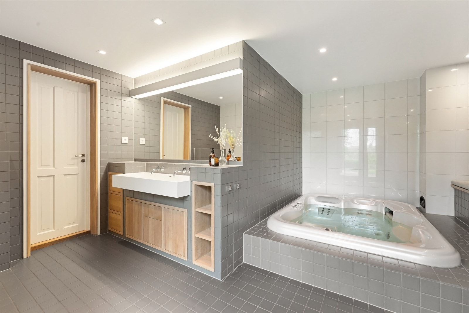 Badet har adkomst til badstue og direkte utgang til markterrassen - her kan du få spafølelsen hjemme Galleribilde