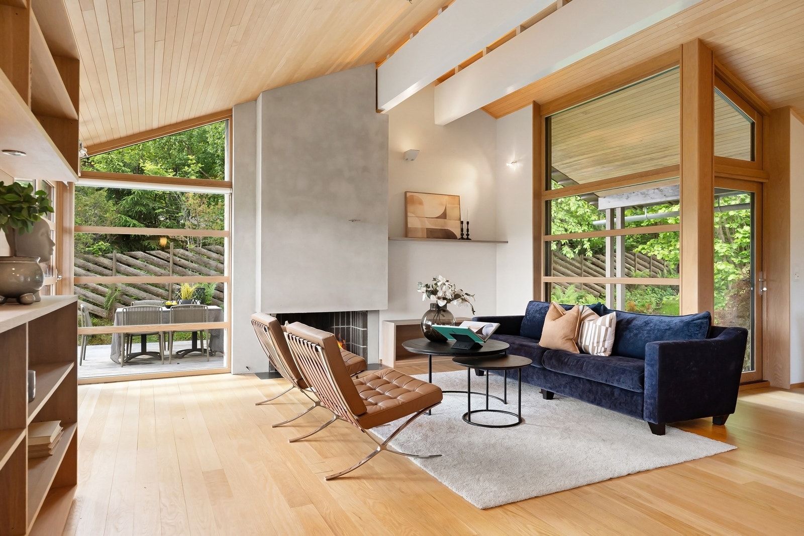 Også i stuen finner du en koselig peis som gir både varme og hygge Galleribilde