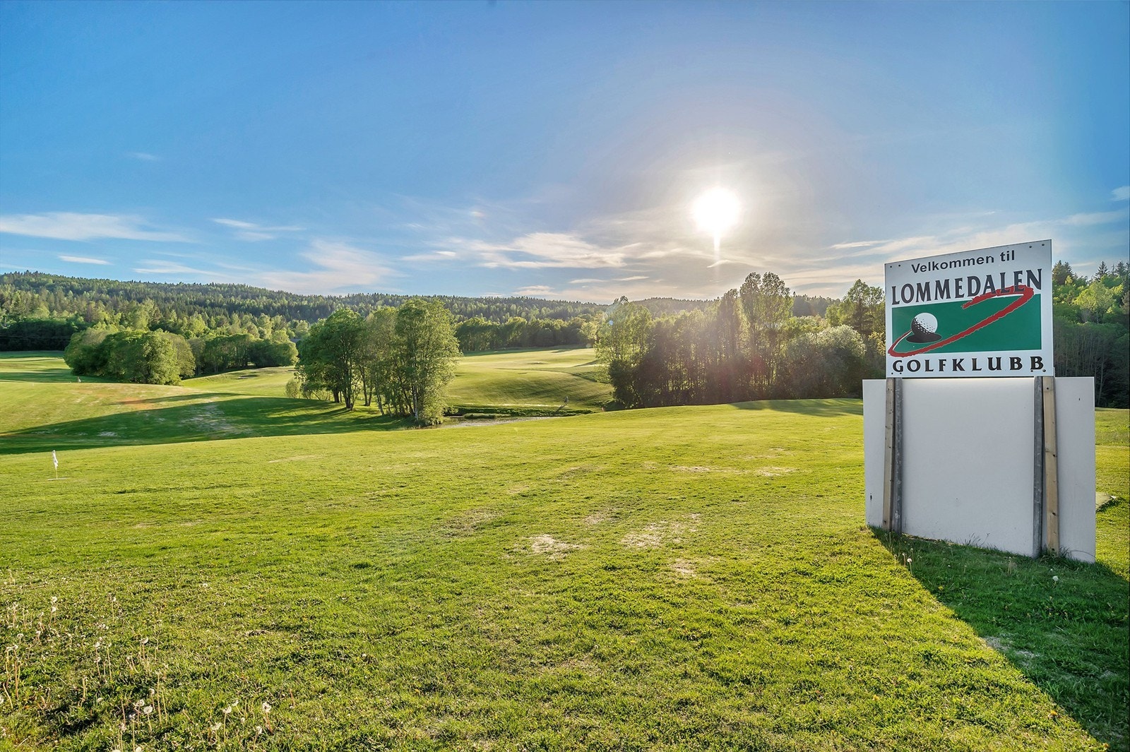 Nærområdet kan by på to golfbaner - her har vi Lommedalen Golfklubb Galleribilde