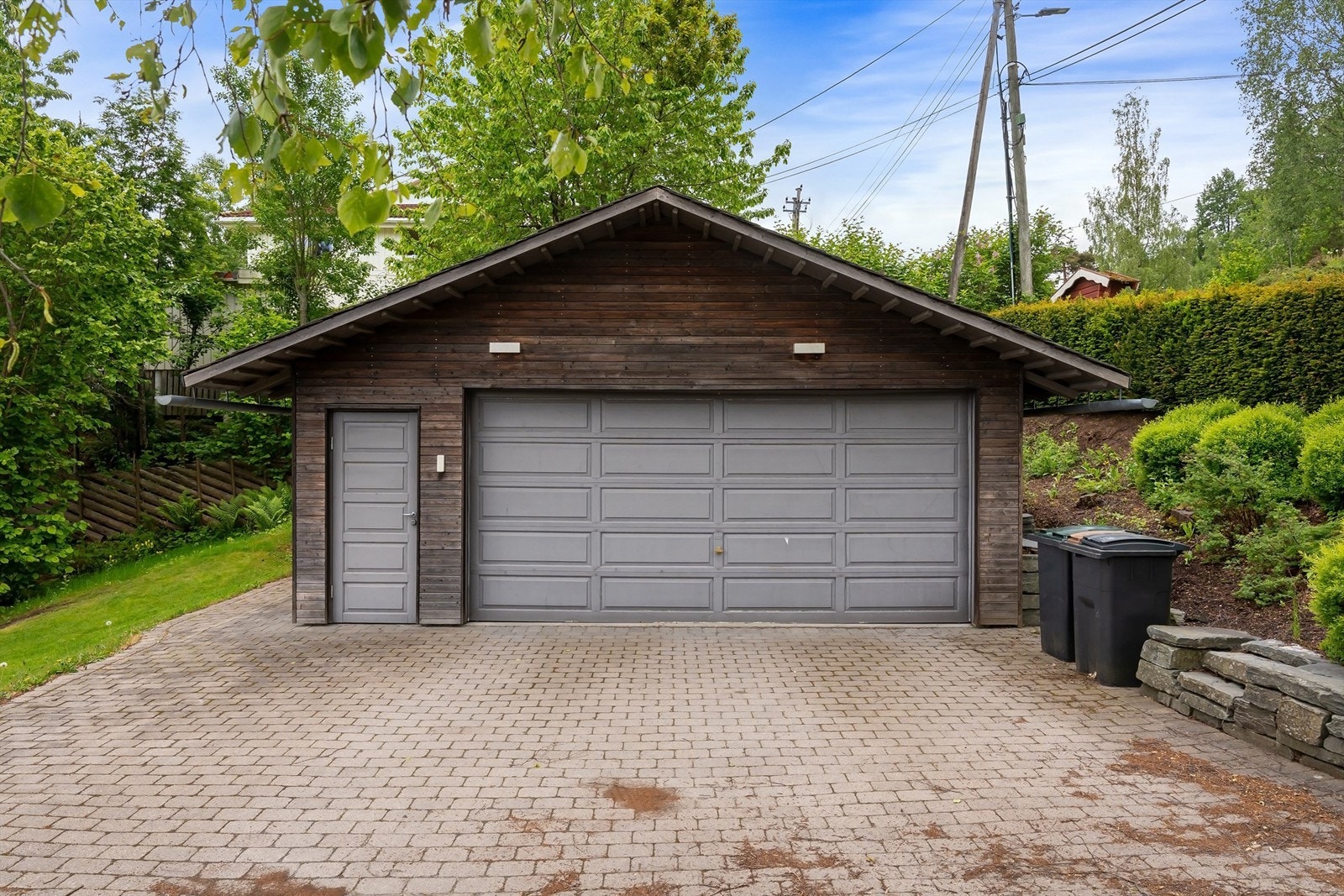 Parkering i dobbelgarasje og på egen tomt Galleribilde