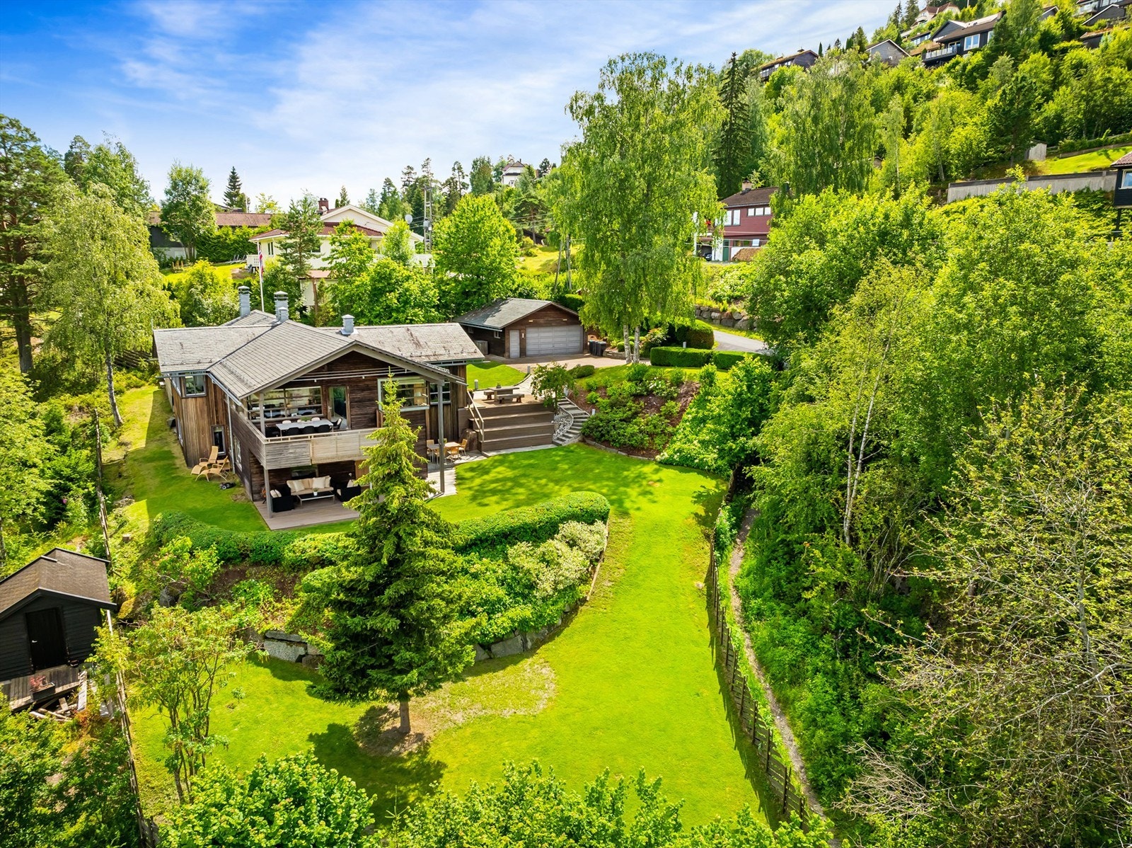 Med nesten 1,5 måls tomt har du rikelig med boltreplass Galleribilde