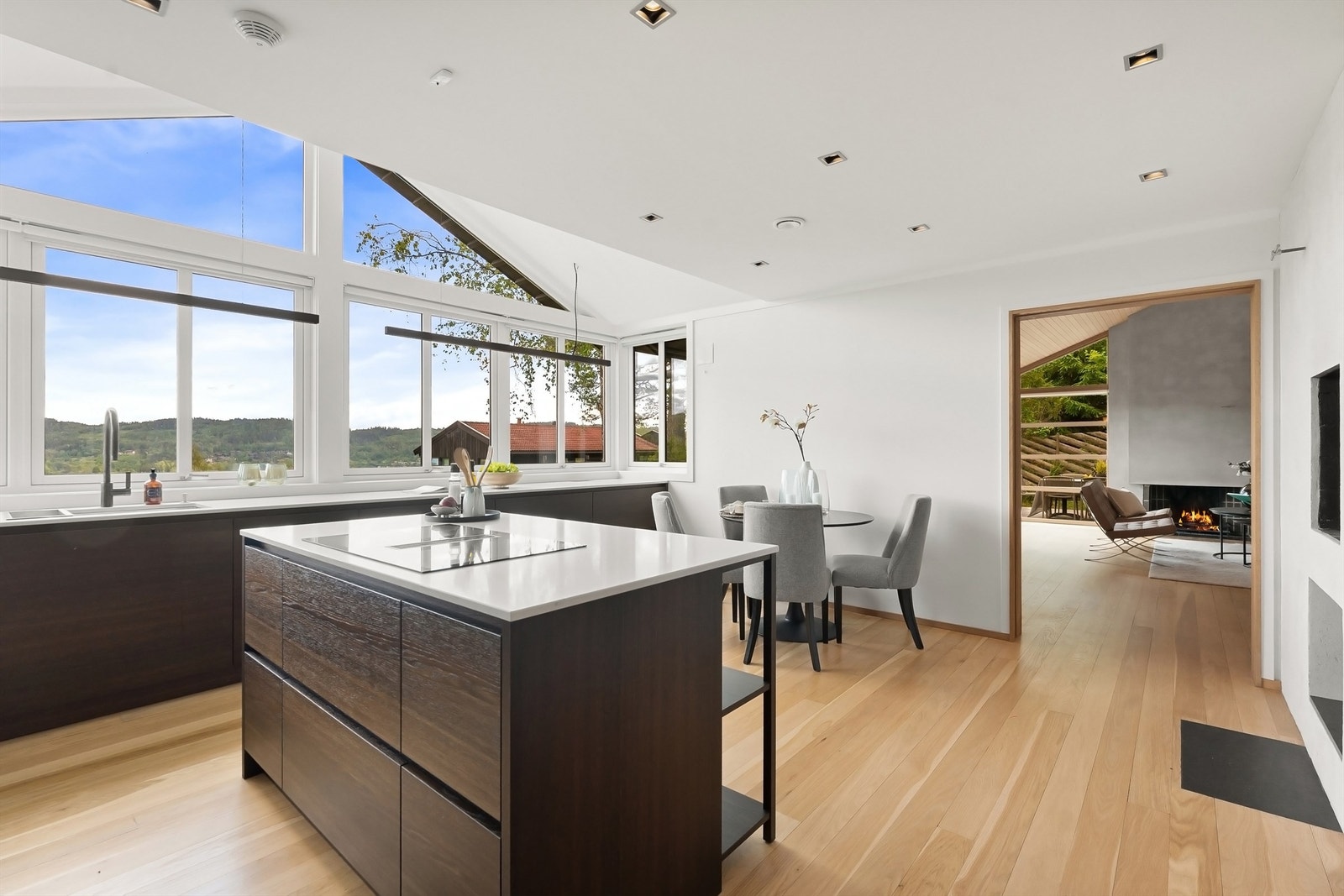 Kjøkkenet har høykvalitetshvitevarer fra Miele og Gaggenau, som gjør kokkeleringen til en drøm Galleribilde