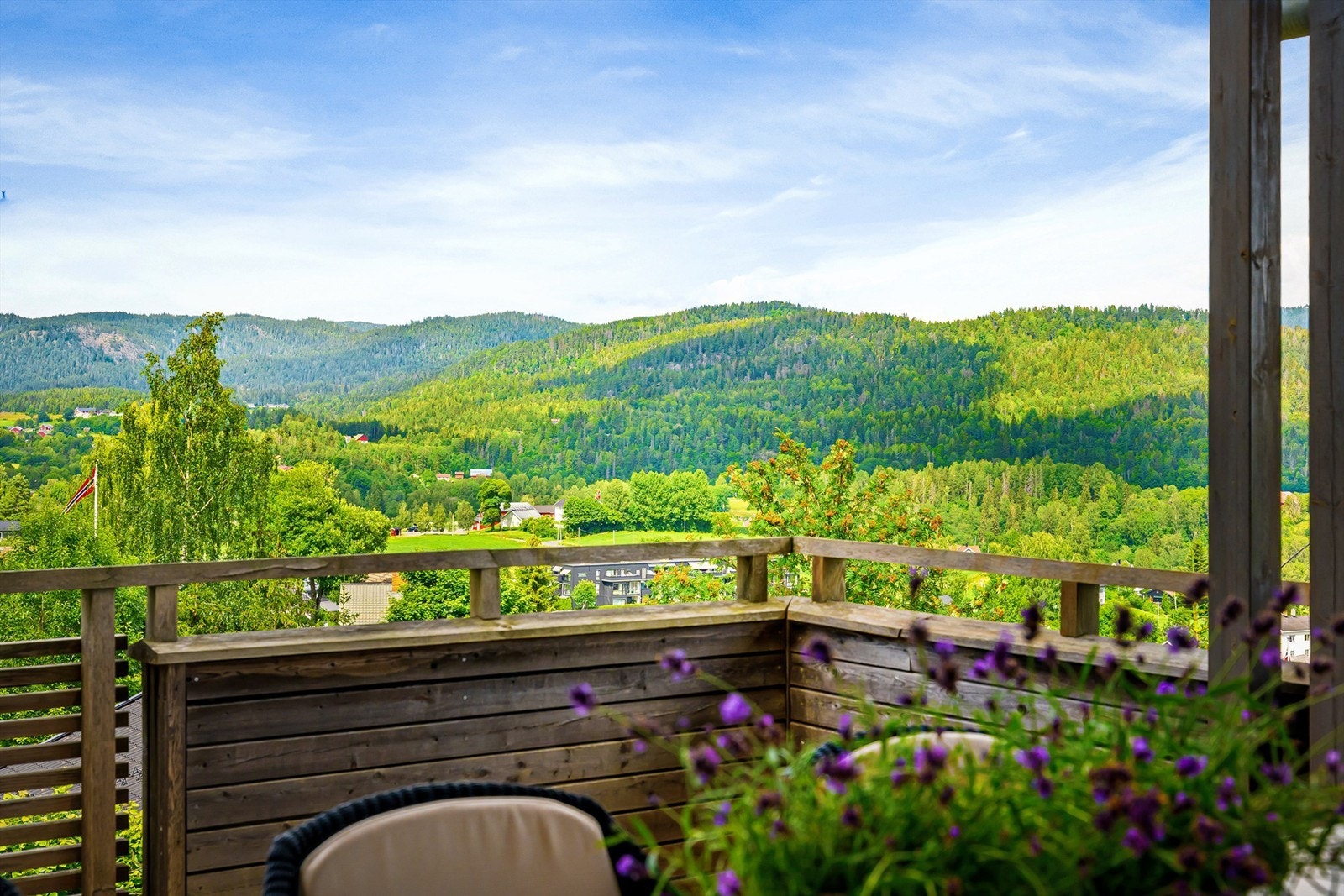 Boligen ligger høyt og fritt med flott utsikt Galleribilde