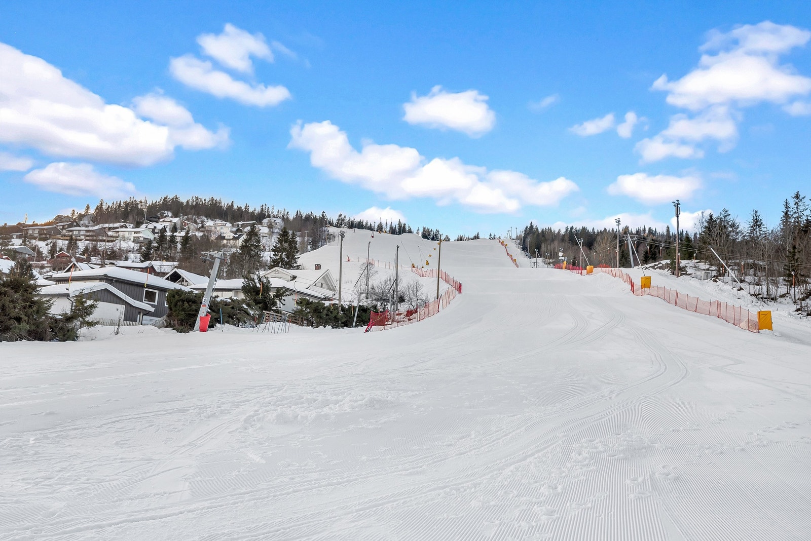 Eiendommen har en unik beliggenhet med tanke på et aktivt friluftsliv, idrettsmiljø, nærhet til skog og mark og Lommedalen skisenter med Krydsby alpinanlegg rett i nærheten samt tennisbane og fotballbane Galleribilde