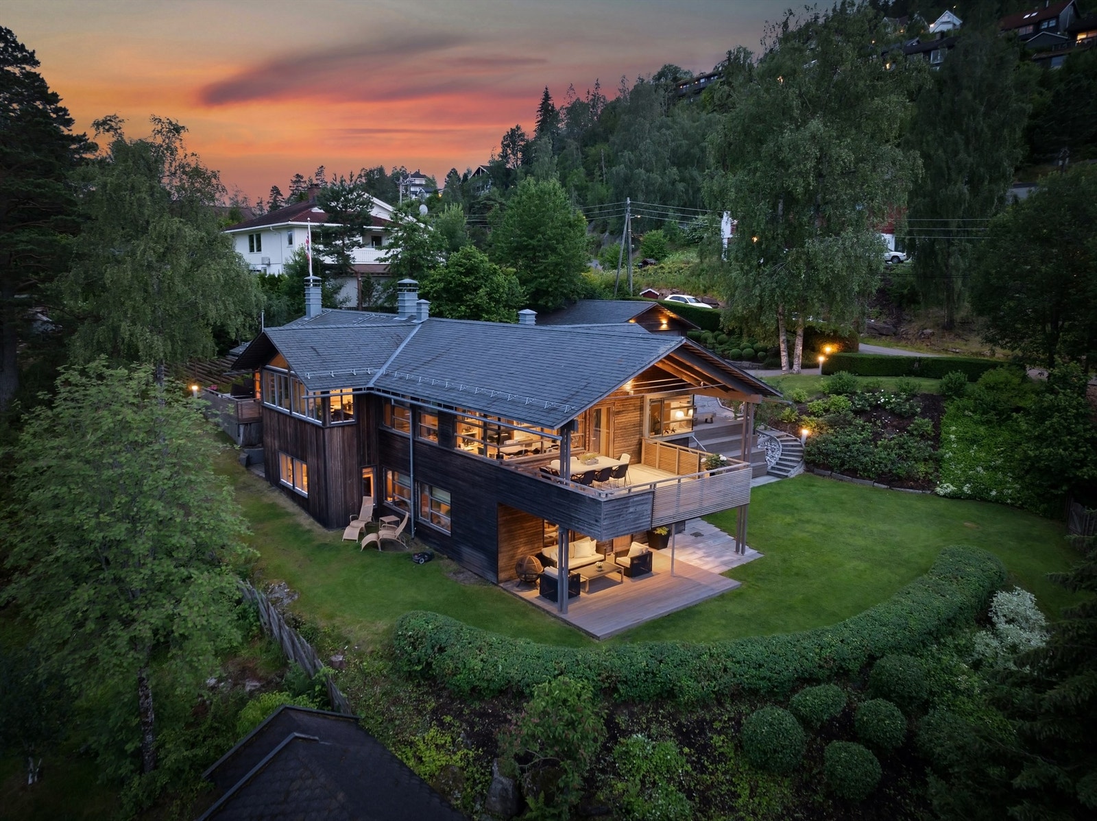 Boligen har en flott beliggenhet i en barnevennlig og rolig blindvei i hyggelig Lommedalen Galleribilde