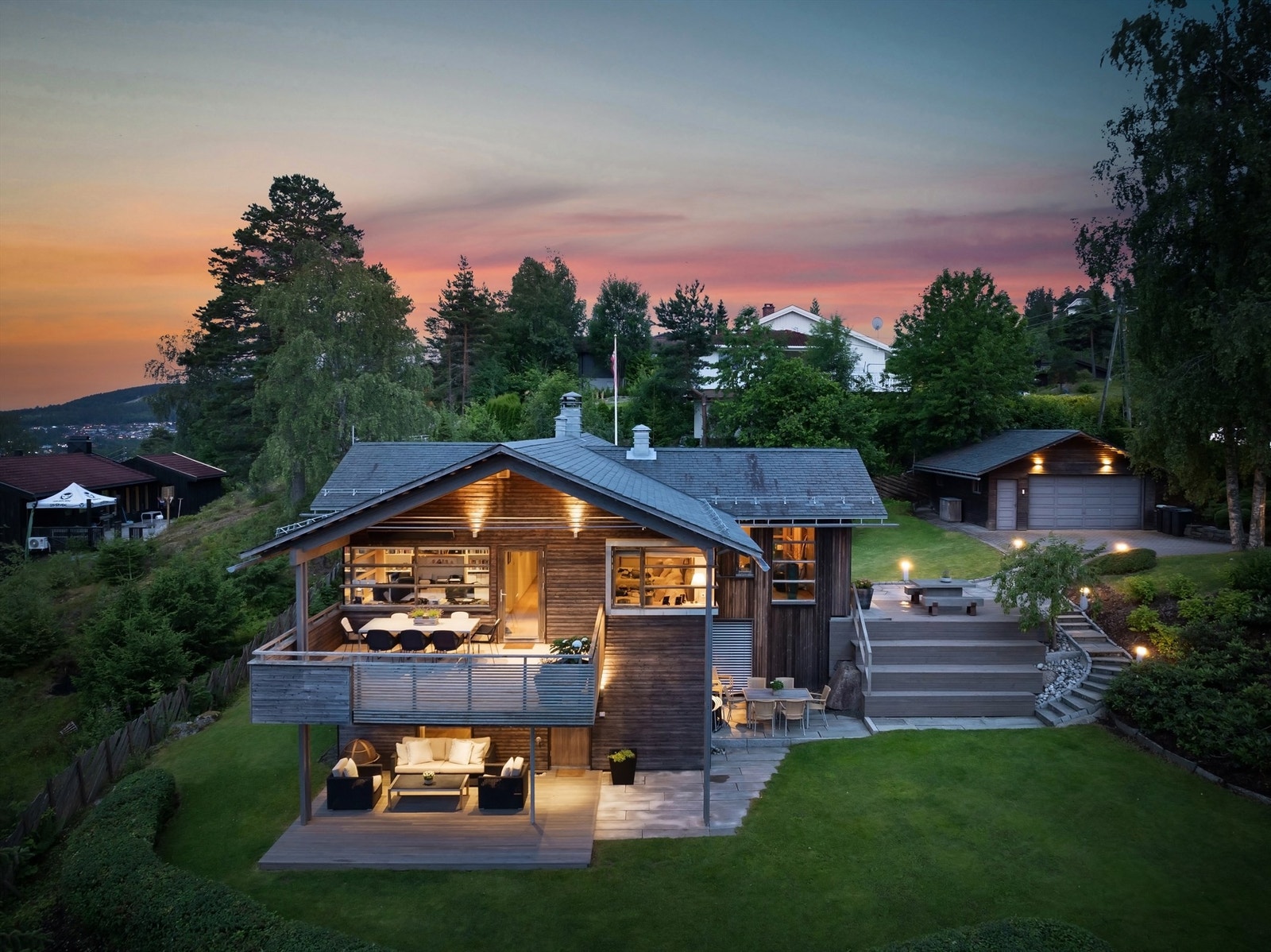 Boligen har en nydelig beliggenhet i et veletablert og attraktivt boligområde i Lommedalen, med nærhet til barnehager, skoler, buss, fritidsaktiviteter og herlige turområder Galleribilde