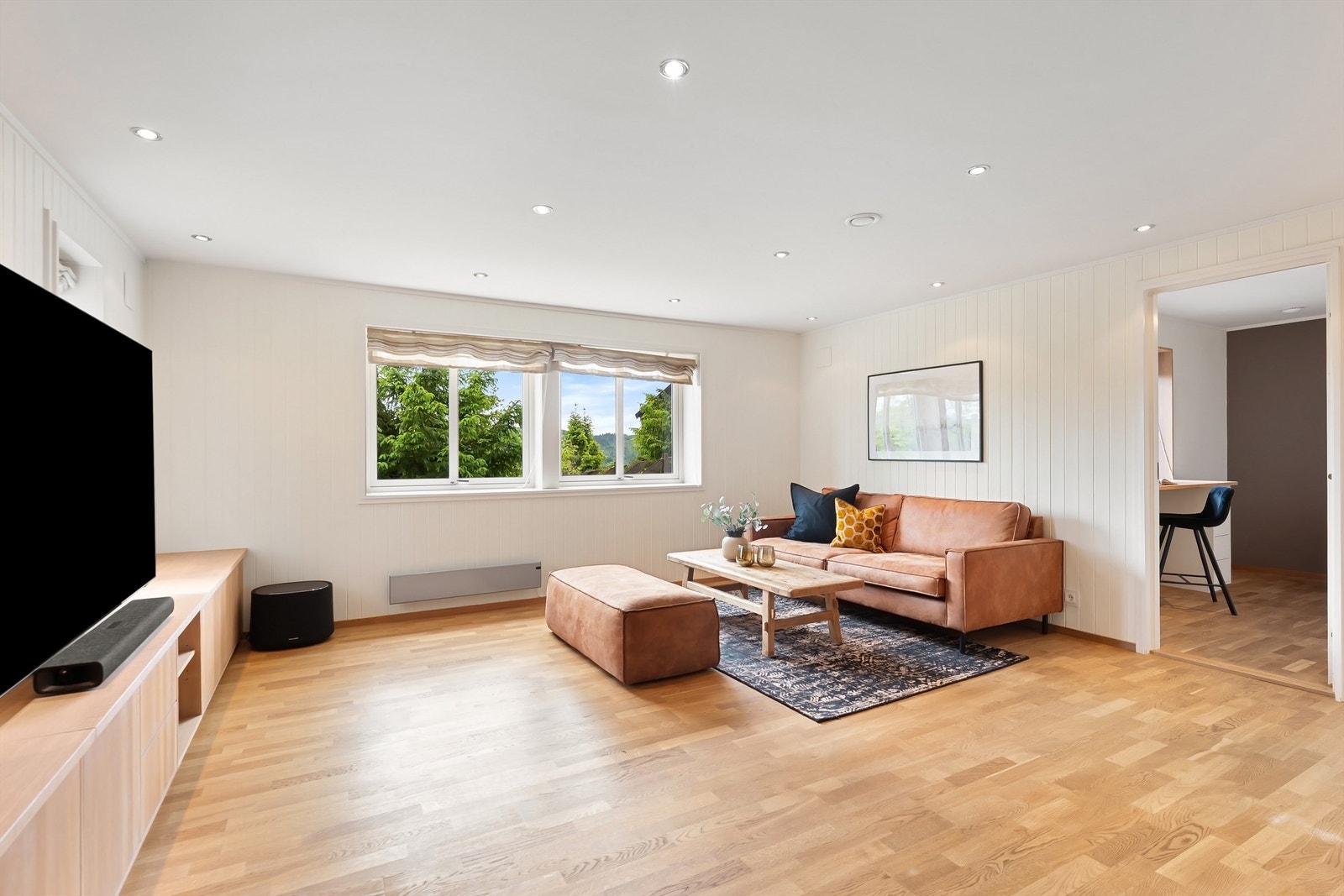 Flott TV-stue med gode bruksmuligheter enten du trenger TV-stue, lekerom, ungdomsavdeling eller andre behov Galleribilde