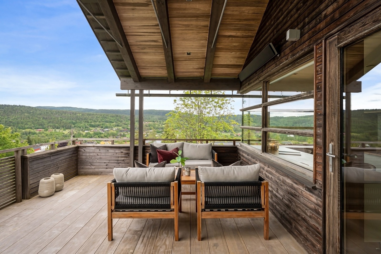 Koselig uteplass ved kontoret / soverommet i 1. etasjen Galleribilde