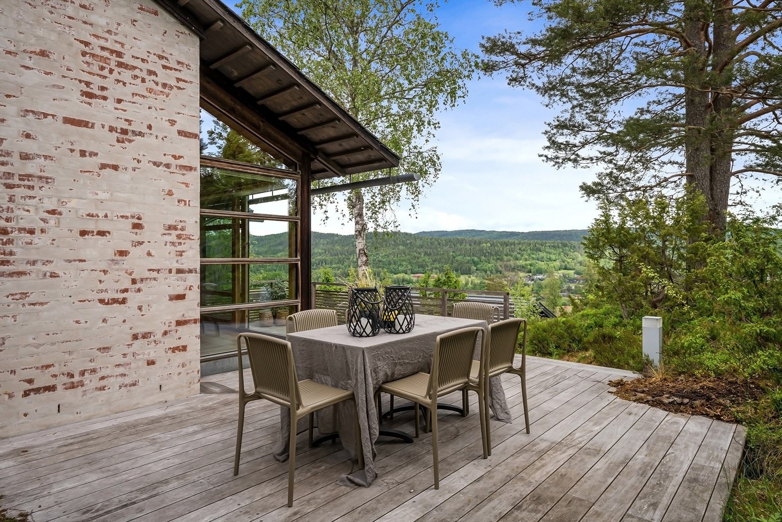 Totalt har boligen 111 kvm terrasser, balkong og plattinger fordelt på 1. etasjen og underetasjen Galleribilde