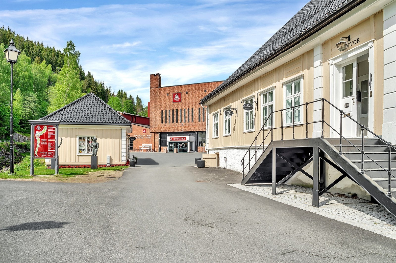 Handelshuset Bærums Verk er et lokalt kjøpesenter med flere nisje- og kjedebutikker, samt stor Meny-butikk og Vinmonopolet Galleribilde