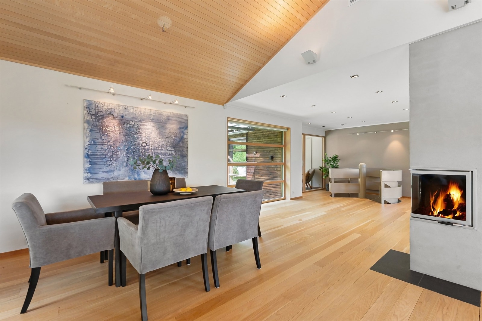 Stuen har god takhøyde med god romfølelse Galleribilde