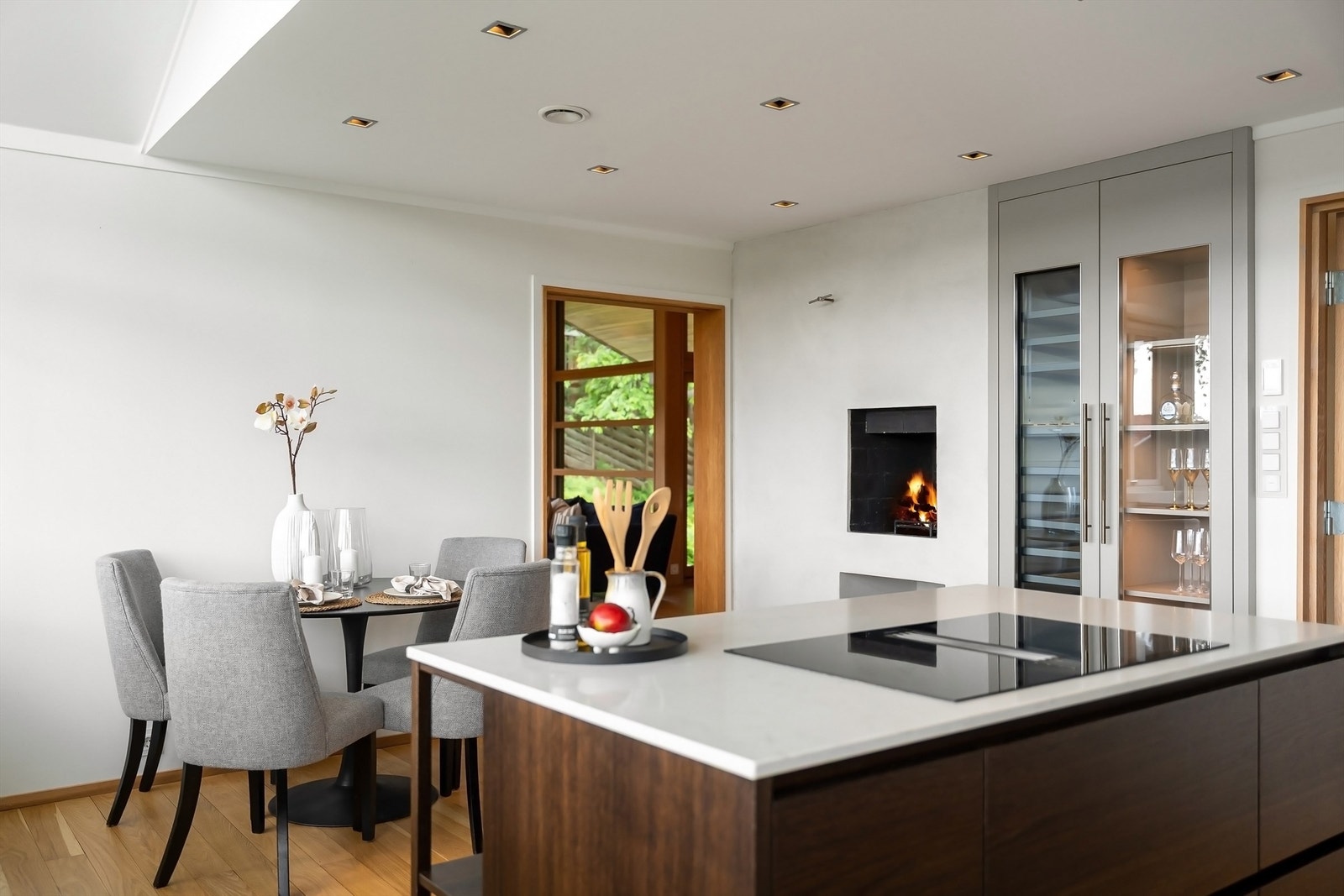 Også på kjøkkenet er det en peis som skaper god stemning Galleribilde