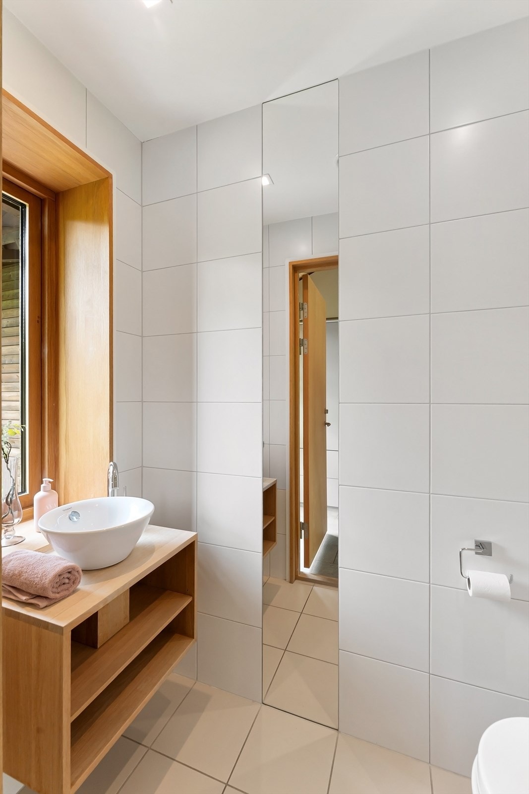 Pent toalettrom med praktisk adkomst fra entréen Galleribilde