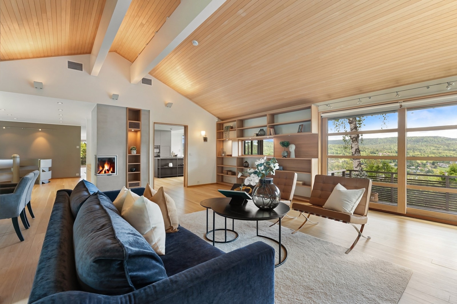 Stuen har meget god takhøyde på opptil 3,8 meter Galleribilde