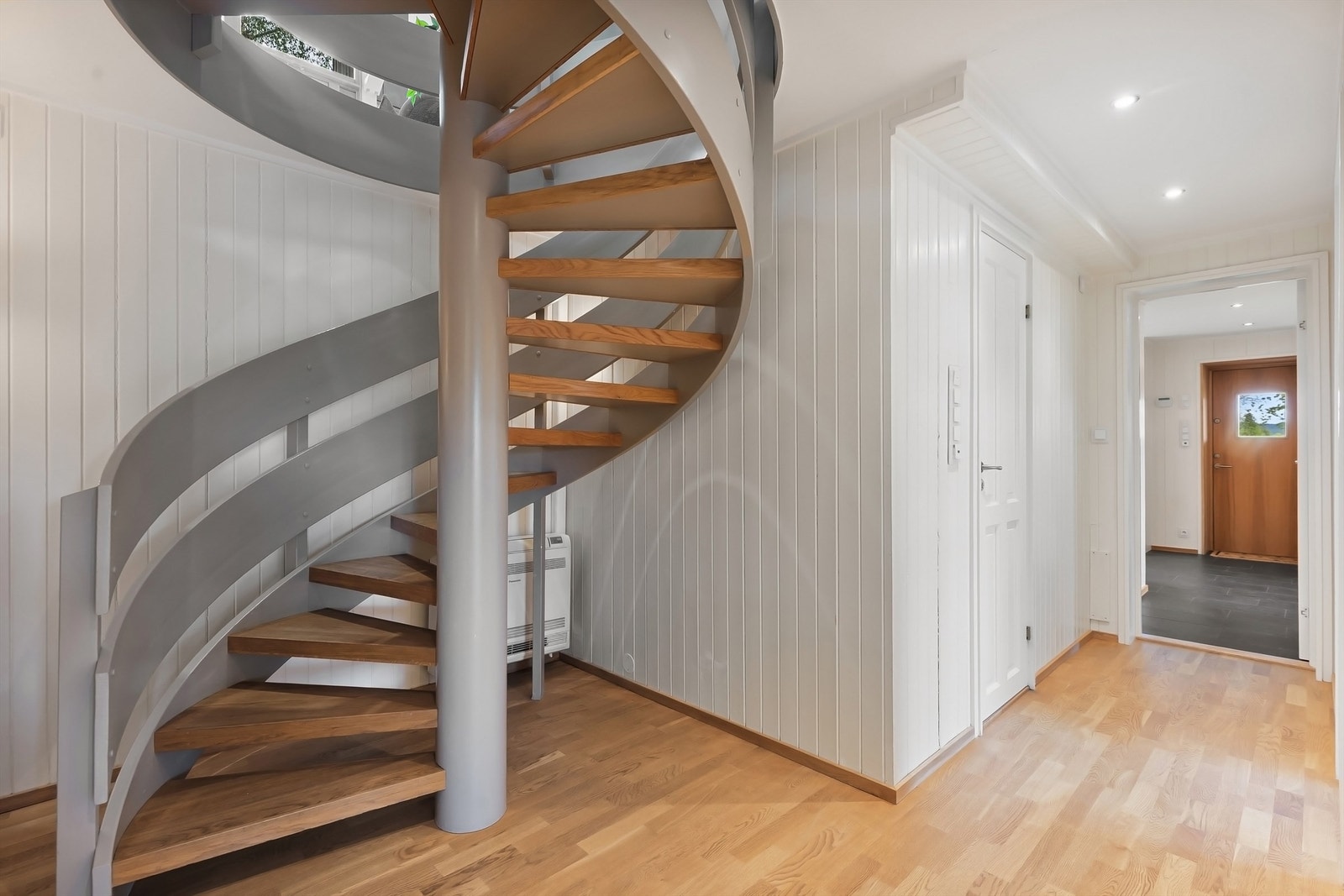 I boligens underetasje har vi TV-stue, 3 soverom hvorav den ene innredet som trimrom, bad med jacuzzi og badstue, vaskerom, 2 boder og entré Galleribilde