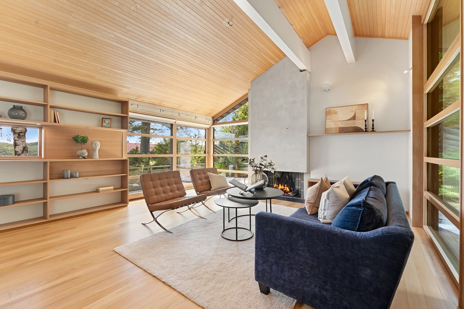 I boligens 1. etasje finner vi en åpen stue med gode møbleringsmuligheter Galleribilde