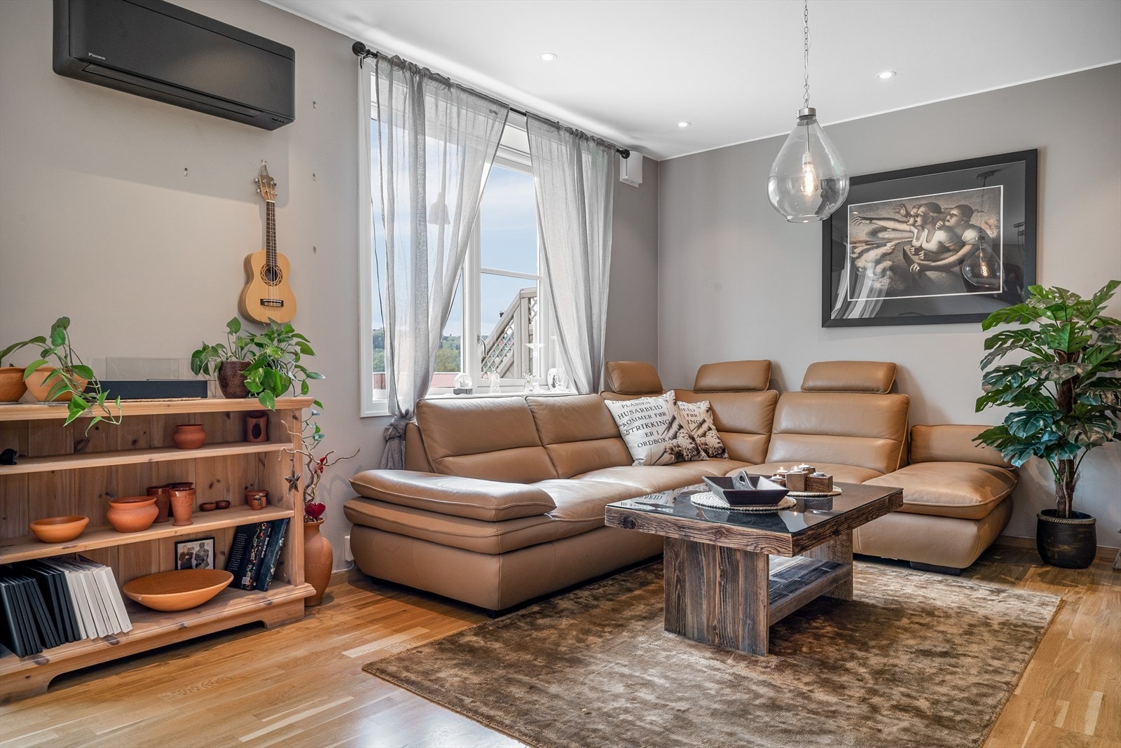 Varmepumpe fra 2022 av typen luft-luft plassert på stue Galleribilde