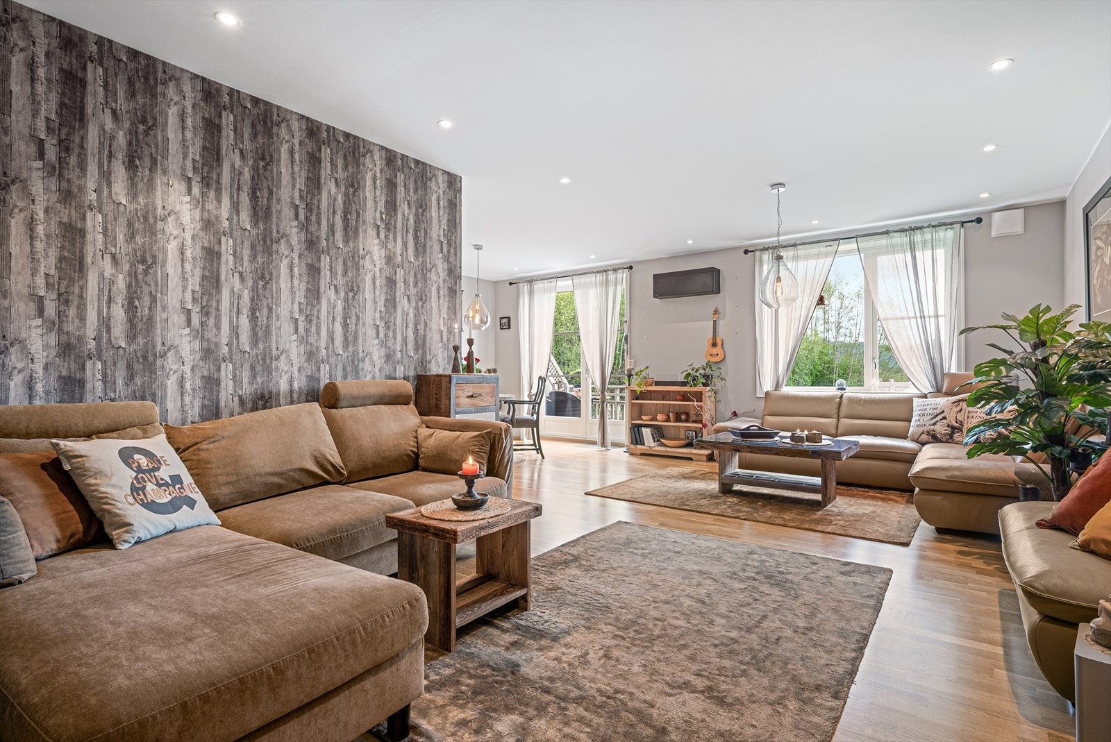 Fra stua er det direkte utgang til solrik balkong Galleribilde