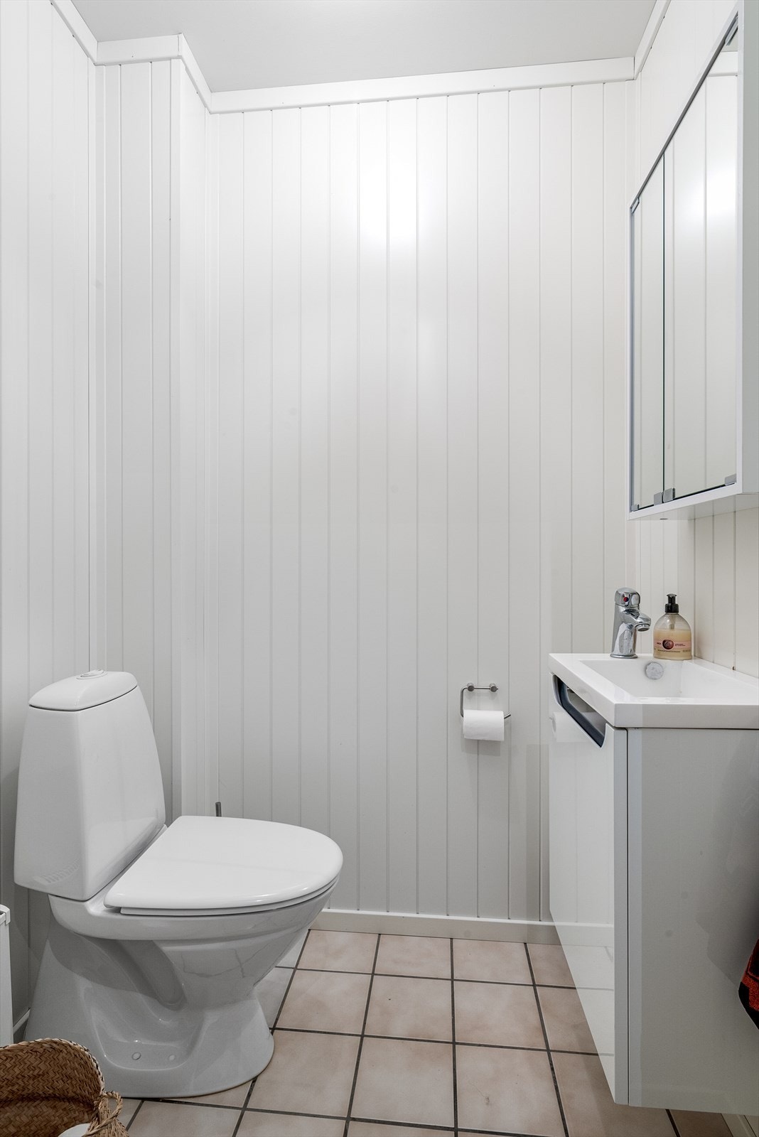 Leiligheten har også et toalettrom utstyrt med wc, servantskap og mekanisk avtrekk. Galleribilde