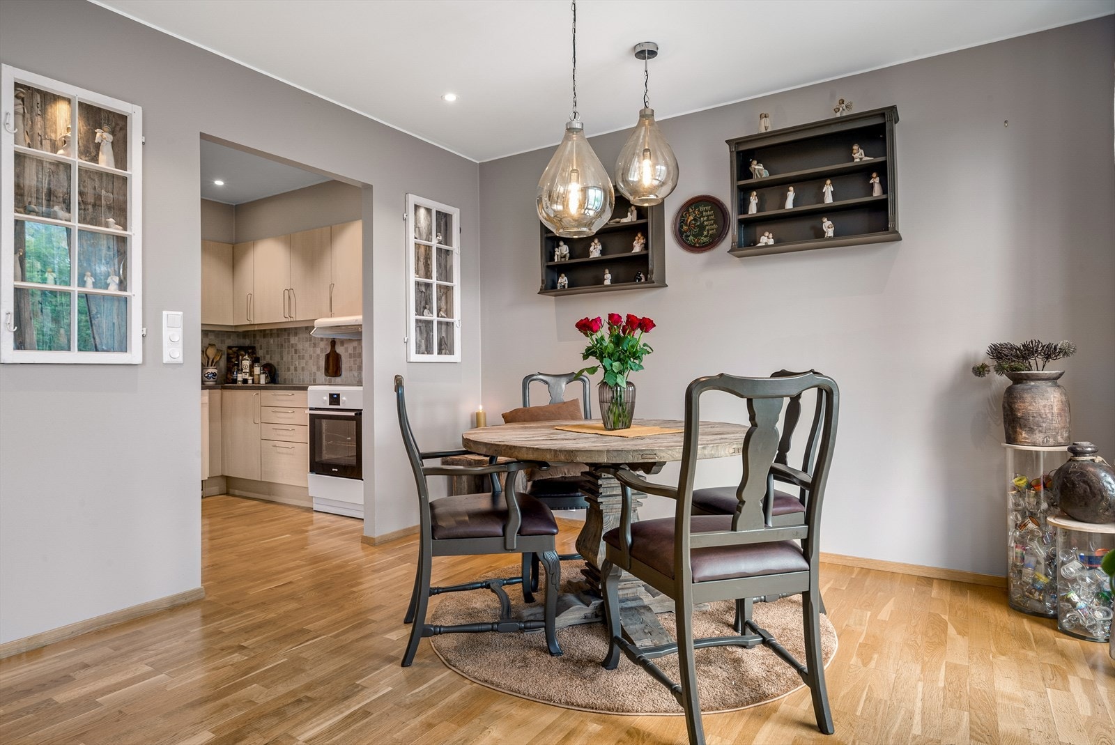 God plass til ei spisestue Galleribilde