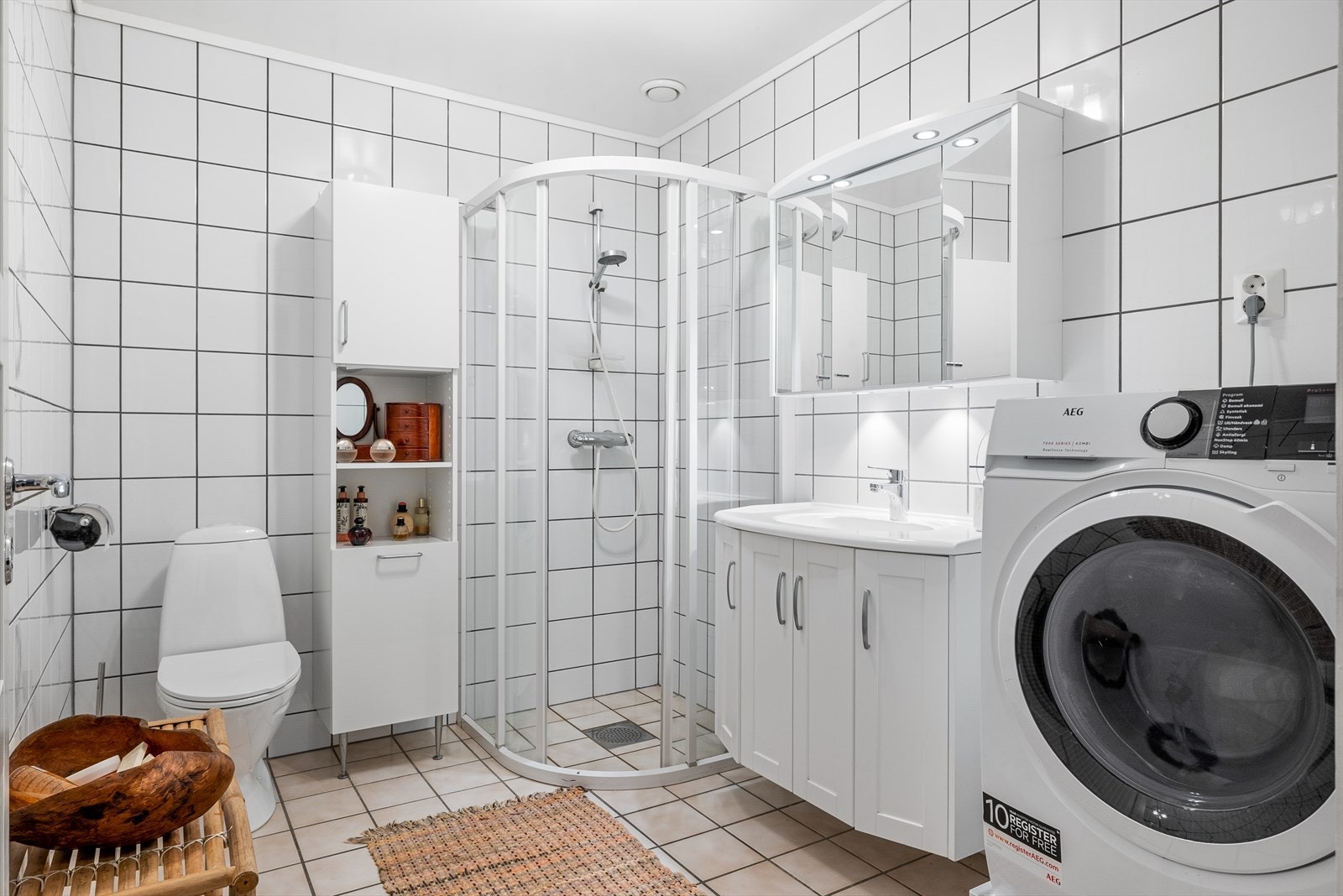 Badet har flis på gulv og vegger samt gulvvarme Galleribilde