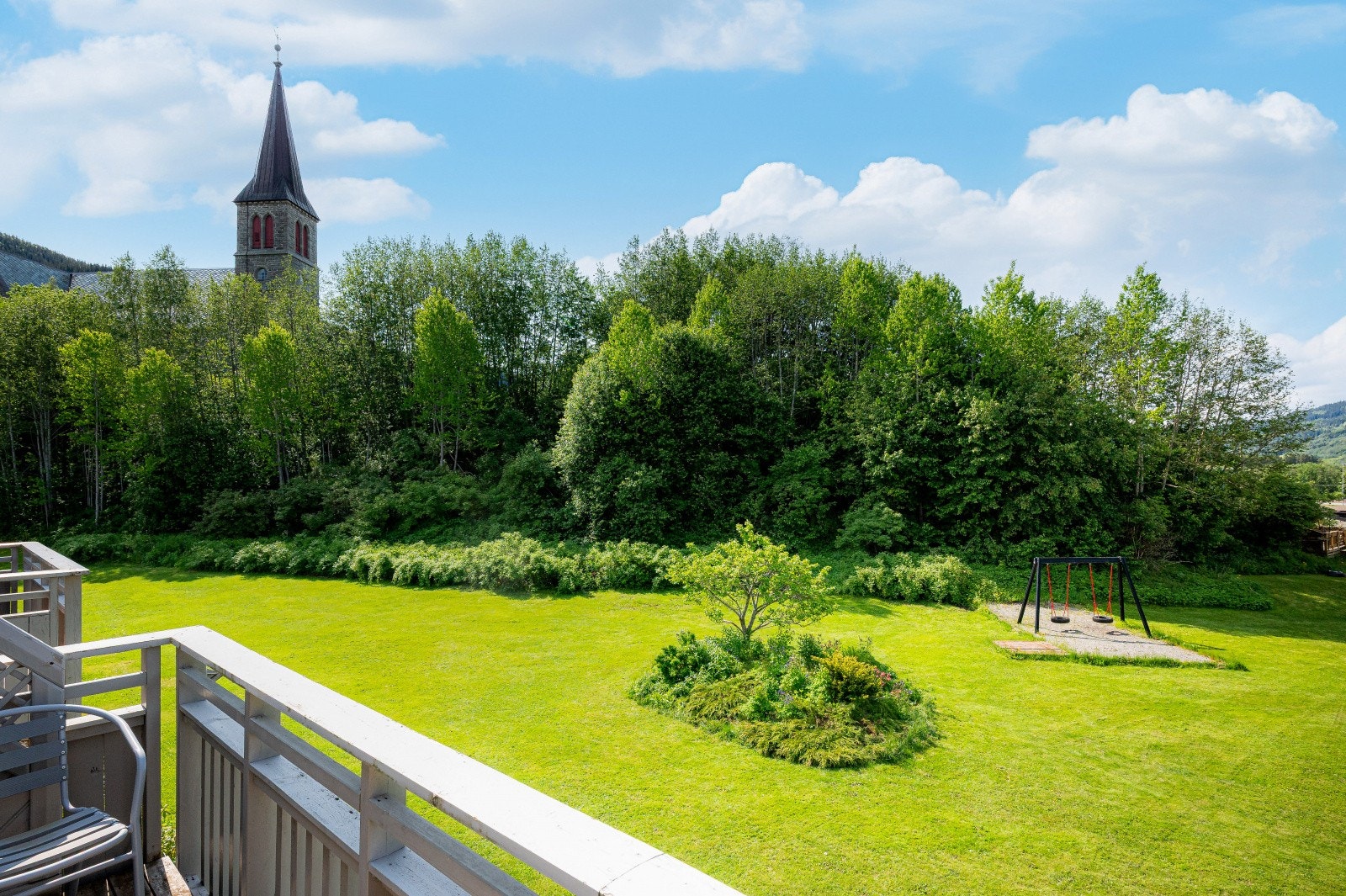 Sørvendt veranda mot grønne omgivelser Galleribilde