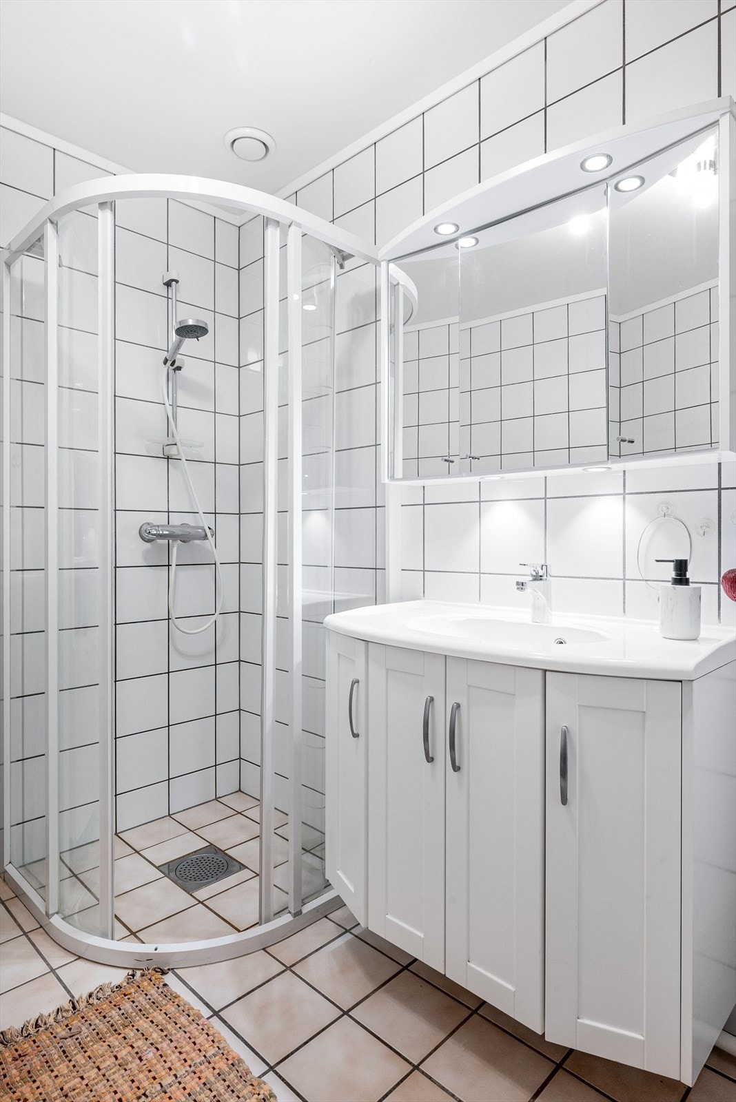 Utstyrt med dusjhjørne, servantskap, opplegg for vaskemaskin, rørfordelingsskap og mekanisk avtrekk. Galleribilde