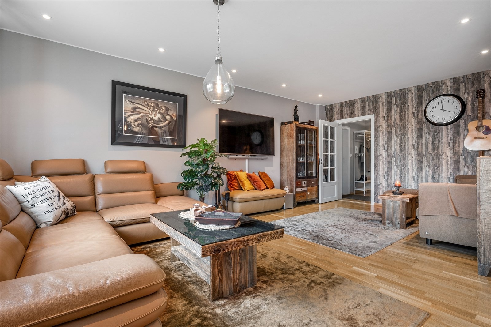 Hit kommer du til en gjennomført og stilren leilighet Galleribilde