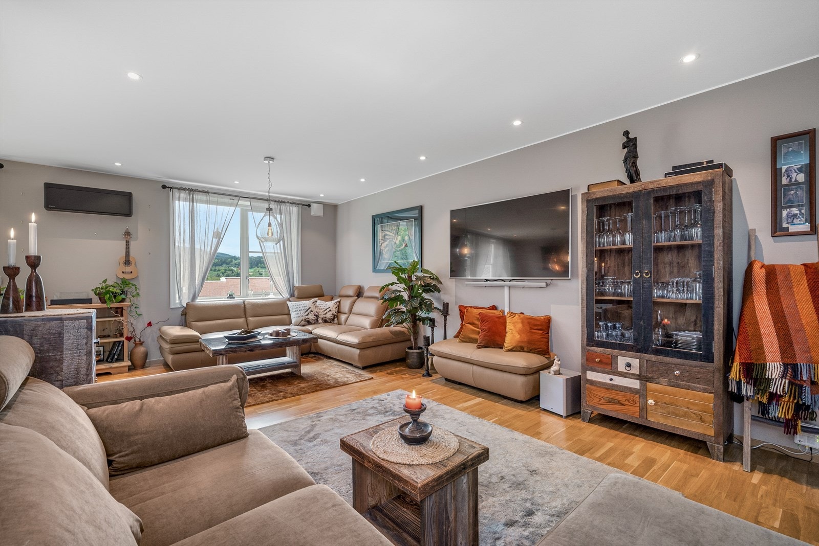 Det er installert spotter på stue og kjøkken Galleribilde