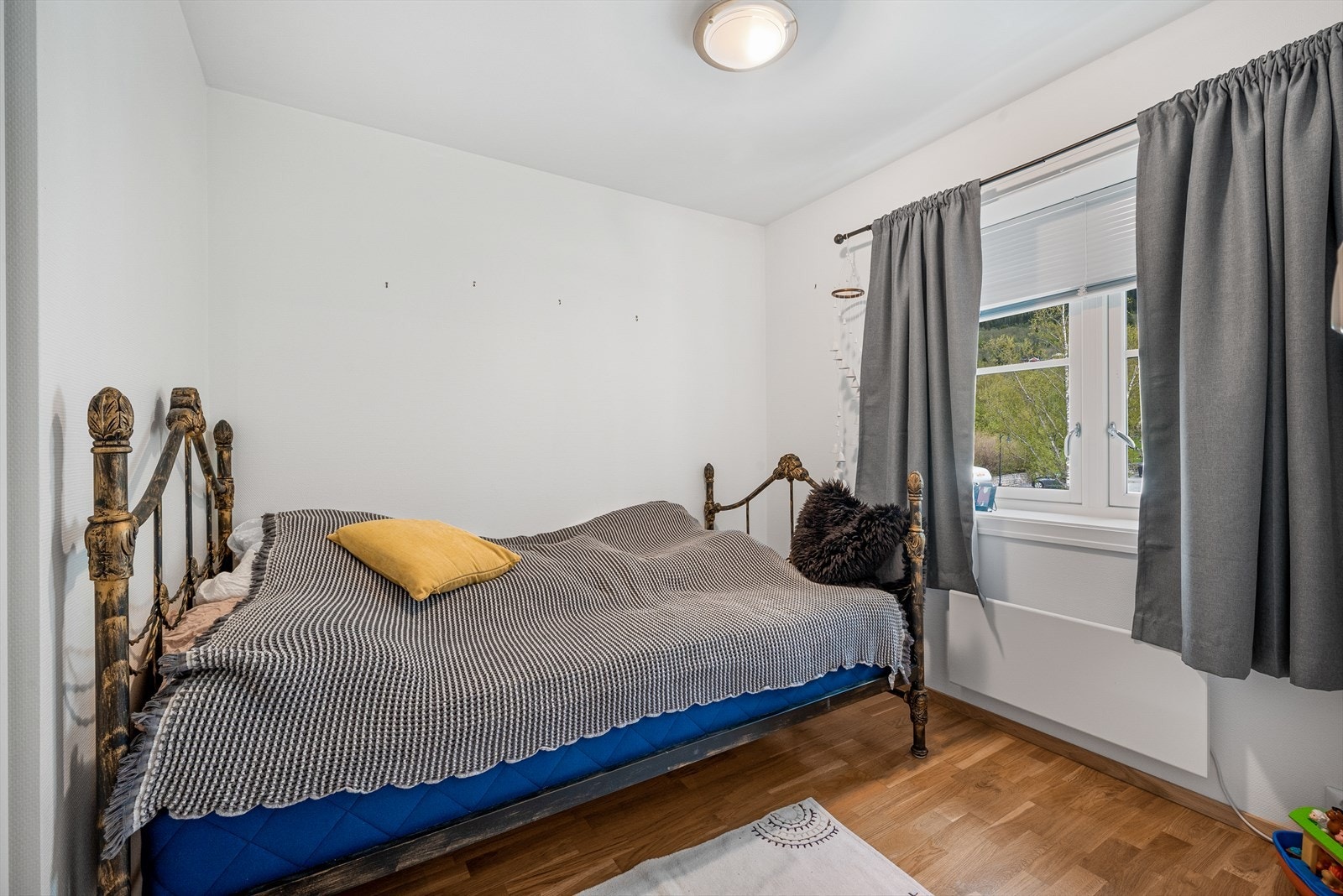 Soverommene er på størrelser fra 7-14 kvm og har parkett på gulv og malt overflate på vegger. Galleribilde