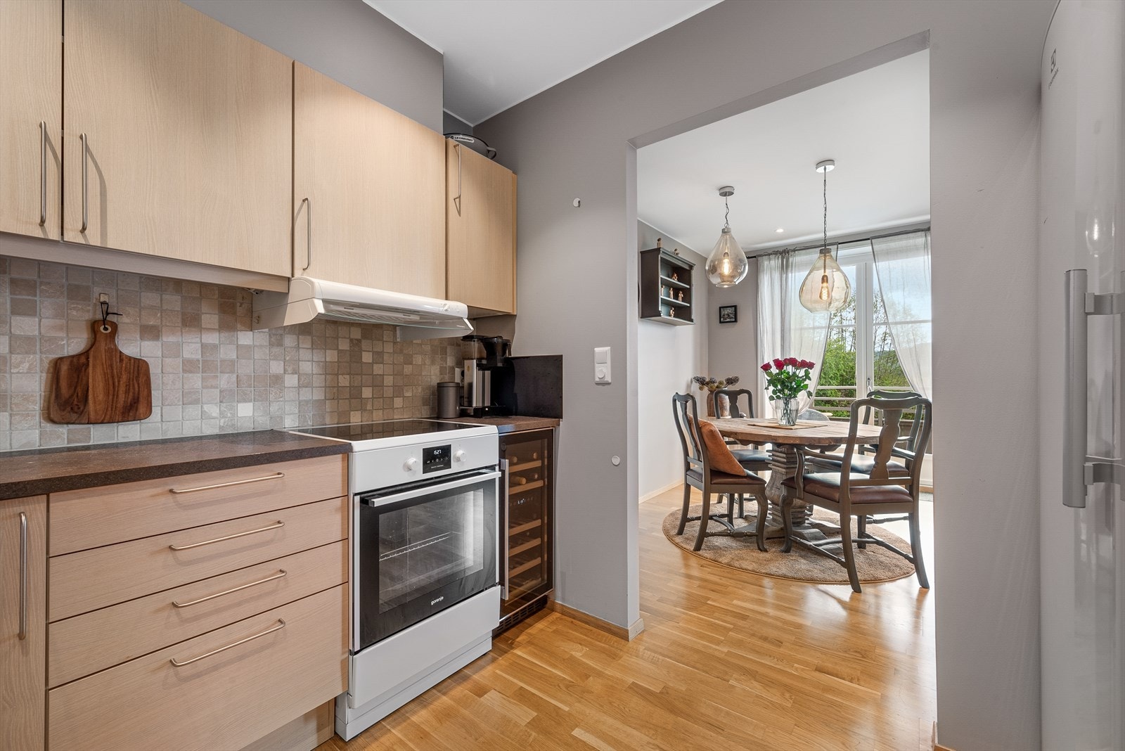 Fra stua beveger vi oss videre til kjøkkenet Galleribilde