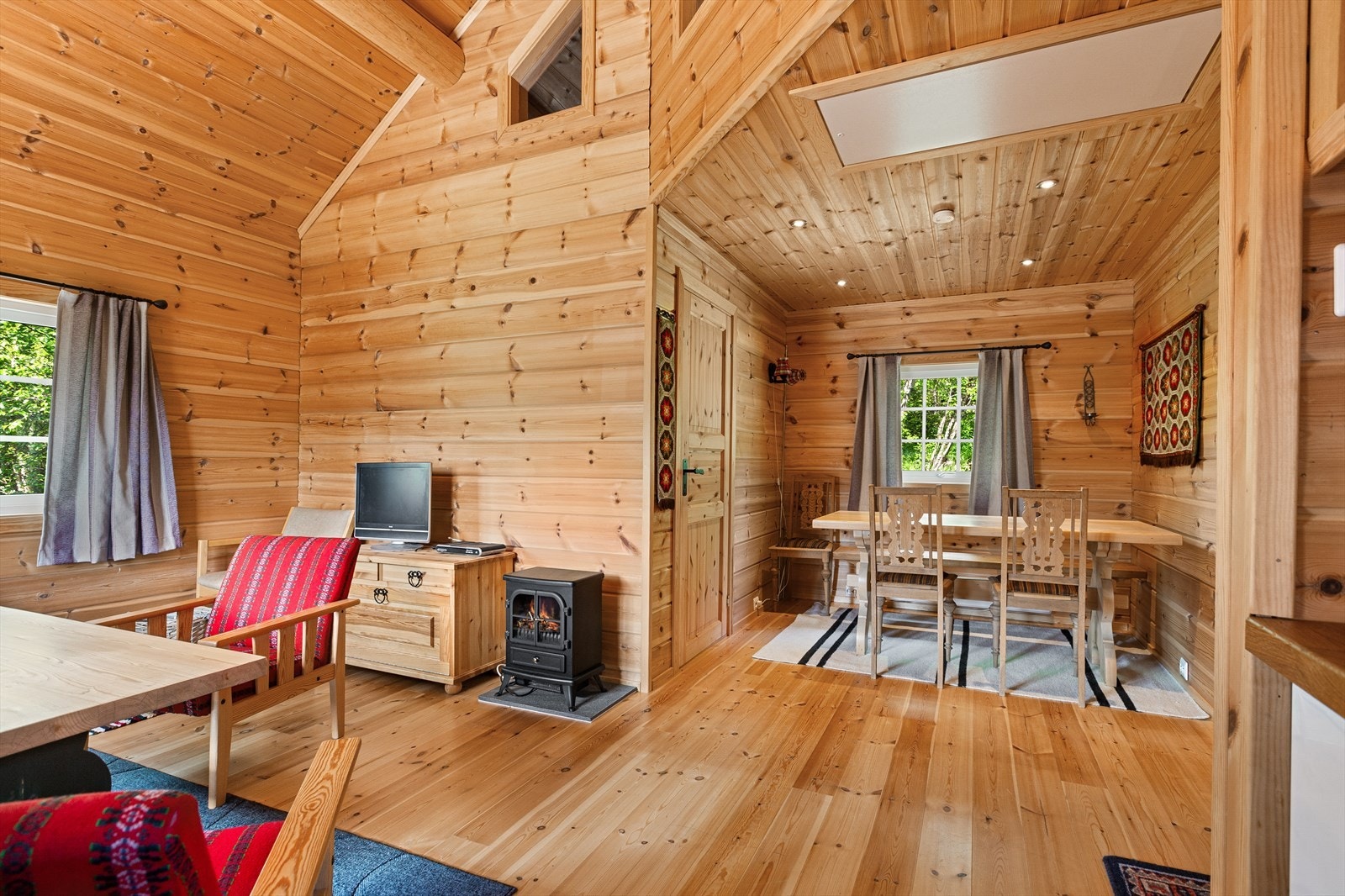 Plass for spisegruppe og salong. Galleribilde