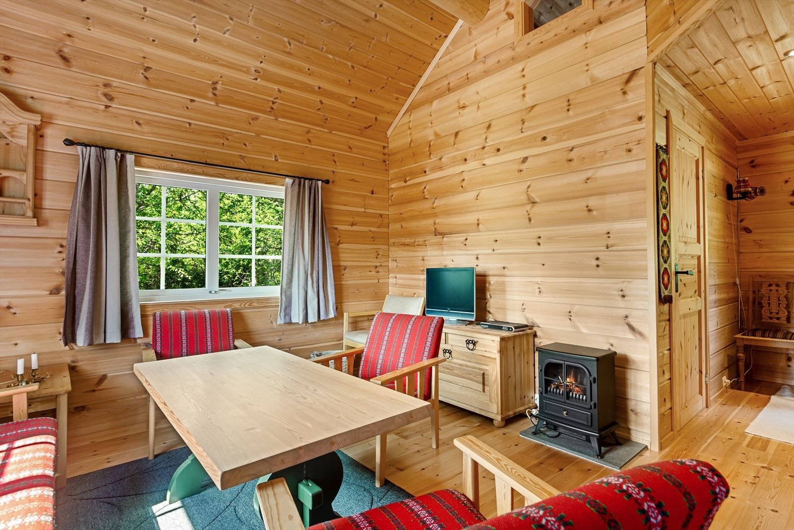 Vegger og himling kledd med trepanel. Galleribilde