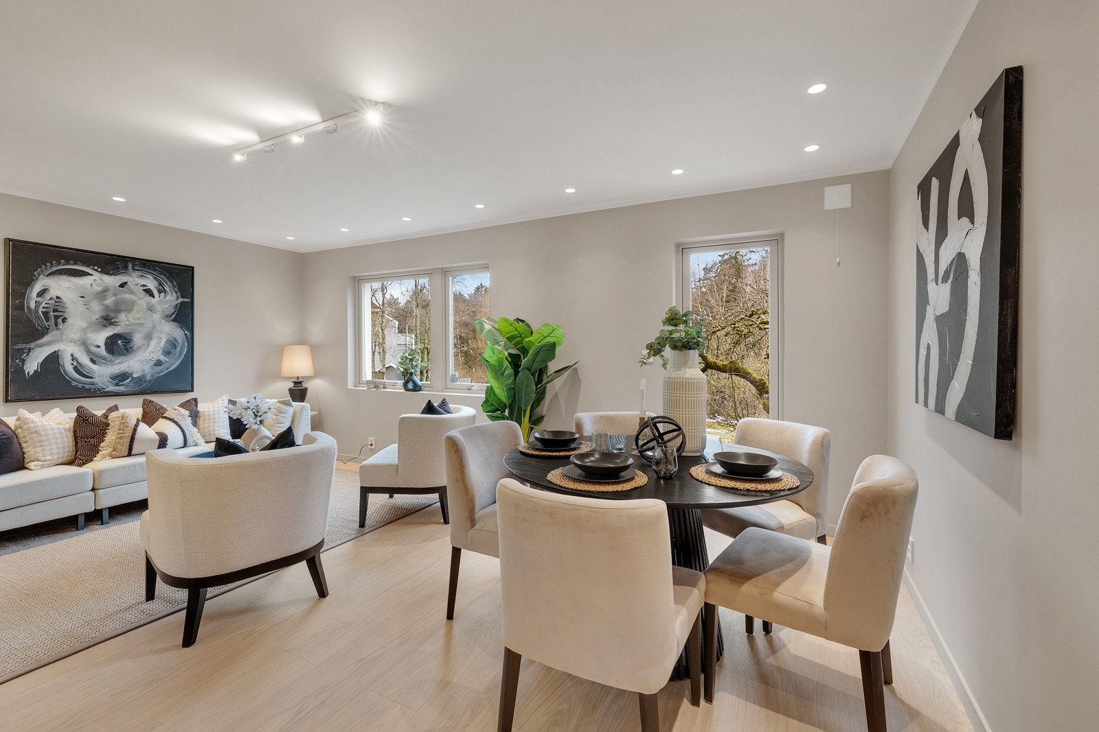 Boligen er smakfullt og moderne innredet, med smarte løsninger, samt en god planløsning. Galleribilde