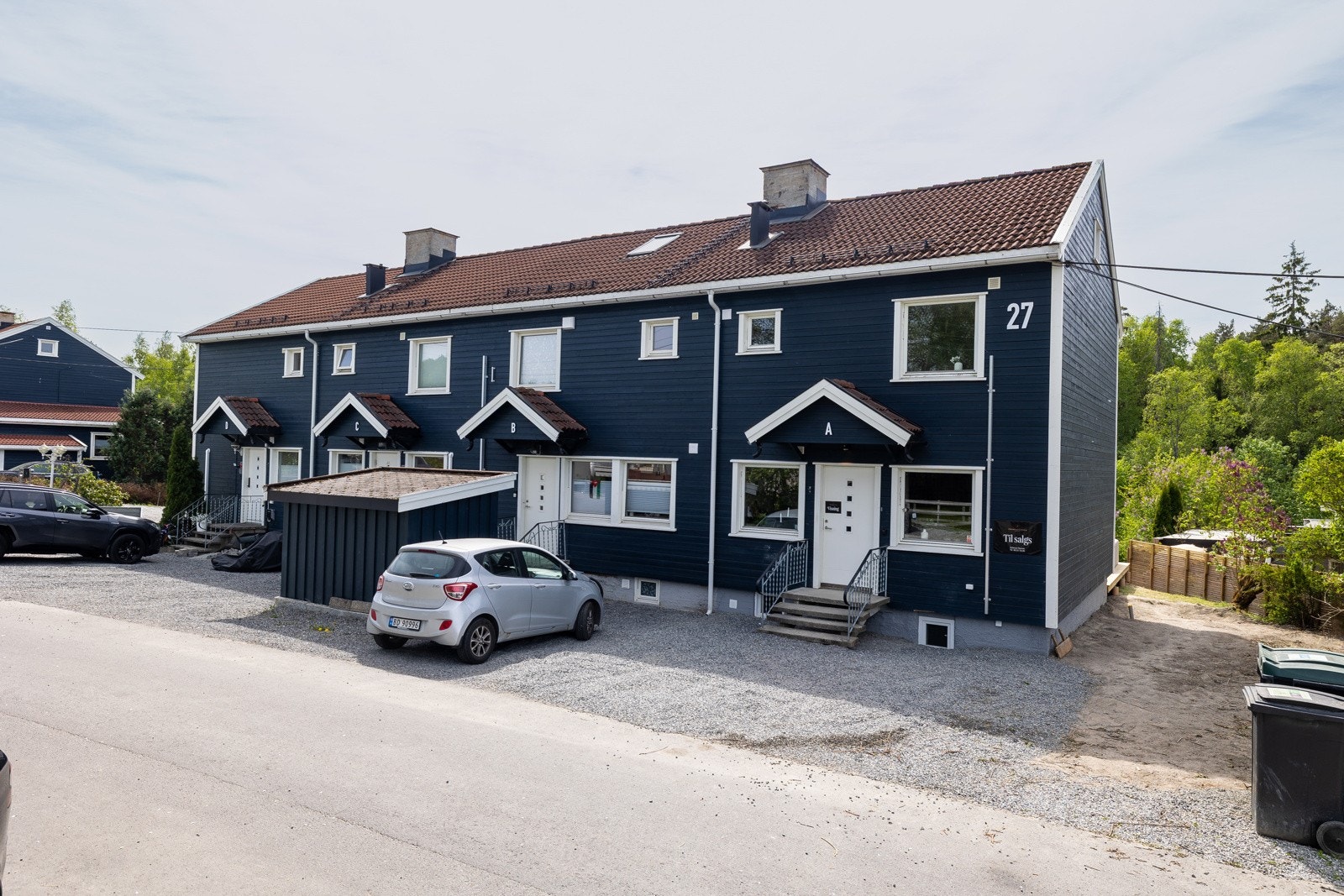 Parkeringsmuligheter rett utenfor rekkehuset. Galleribilde