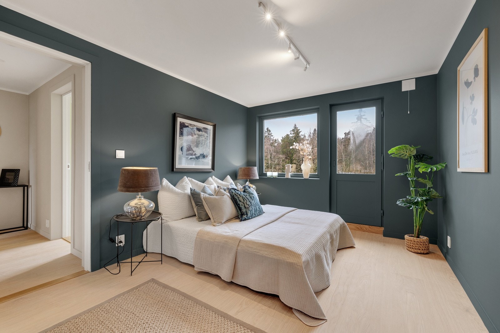 Hovedsoverom med god plass til dobbeltseng og annet ønsket møblement. Galleribilde