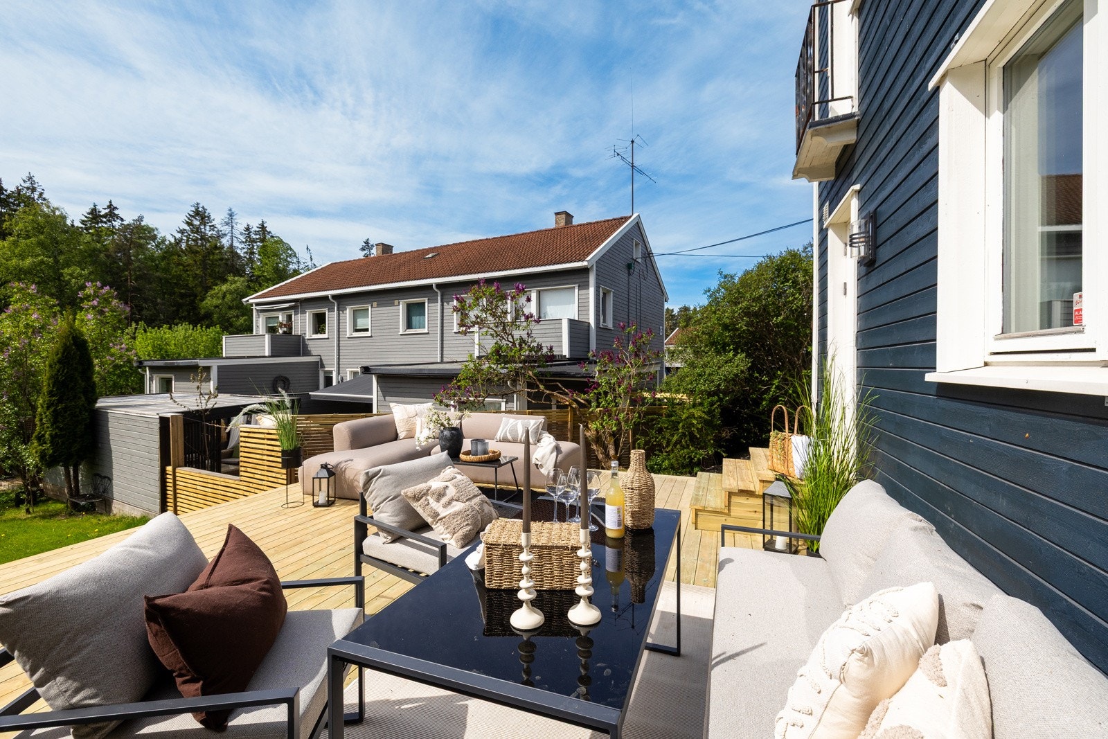 Fra stuen har du utgangtil flotte utendørsområder Galleribilde